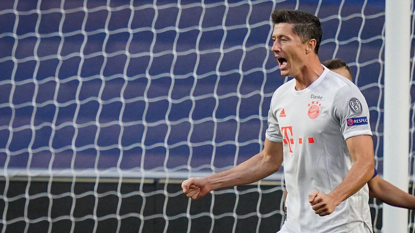 
                <strong>Robert Lewandowski</strong><br>
                Diesmal eher Vorbereiter und Unruheherd als Vollstrecker. Kommt selbst nicht ganz so zum Zug, sorgt aber im Strafraum trotzdem ständig für Gefahr. Zwingt ter Stegen durch frühes Stören zu Unsicherheiten. Steuert in der 4. Minute einen Assist bei. Vergibt in der 39. Minute nach Ecke von Kimmich per Kopf seine beste Möglichkeit in der ersten Halbzeit. Darf dann in der 82. Minute doch noch jubeln, als er einen Chip von Coutinho auf Höhe der Grundlinie per Kopf zum 6:2 verwandelt. ran-Note: 2
              