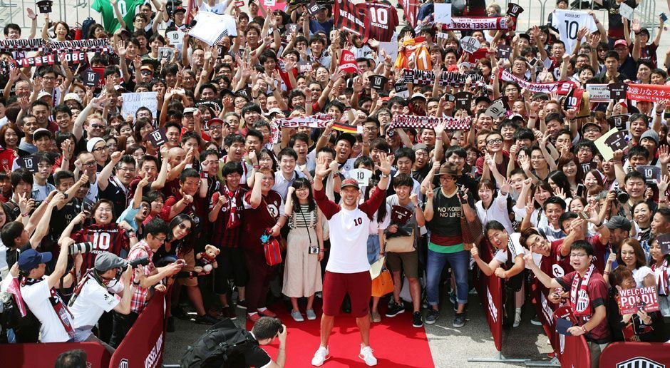 
                <strong>Big in Japan! Lukas Podolski bei Kobe vorgestellt</strong><br>
                Was für ein Empfang! Lukas Podolski hat in Japan einen regelrechten Fußball-Hype ausgelöst. Zur Vorstellung des Kölners bei Vissel Kobe - inklusive rotem Teppich - pilgerten unzählige japanische Fans. 
              