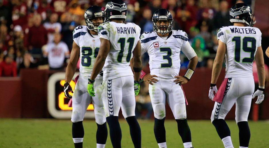 
                <strong>Verlierer: Seahawks-Offense</strong><br>
                Fünf Punkte! Nur einmal erzielten die Seattle Seahawks in der Regular Season weniger Punkte. (3:9 gegen die L.A. Rams) Nach drei Siegen in Folge und gerade offensiv guten Leistungen zeigten sich die Seahawks diesmal wieder von ihrer schlechteren Seite in der Offensive Line. Ein Passing Game? Das fand quasi nicht statt: In der ersten Halbzeit hatte Russell Wilson (17 Pässe für 151 Yards bei zwei Interceptions) gerade mal 20 (!) Passing Yards. Zieht man vier Sacks und 19 Yards Raumverlust ab, bleibt netto ein ganzer Yard.
              