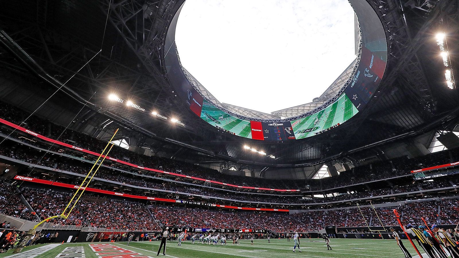 <strong>Atlanta Falcons: Mercedes-Benz Stadium</strong><br>
                • Kapazität: 71.000 (erweiterbar auf 75.000)&nbsp;<br>• Eröffnung: August 2017&nbsp;<br>• Kosten: 1,4 Milliarden Dollar&nbsp;<br>• Eigentümer: Staat Georgia