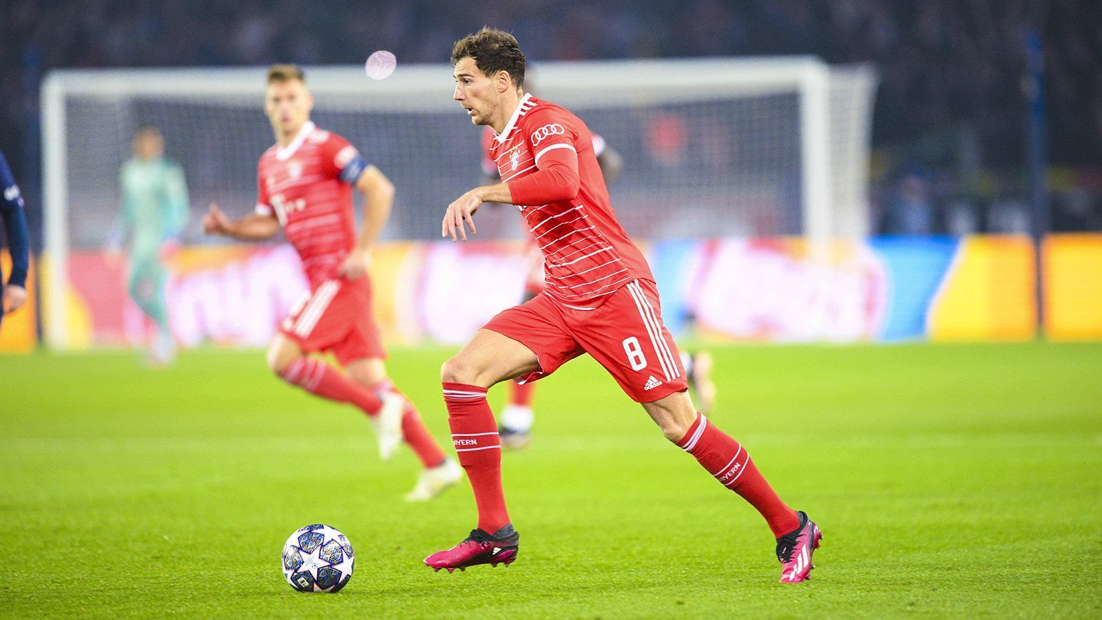 
                <strong>Leon Goretzka (FC Bayern München)</strong><br>
                Zieht rund um Kimmich seine Kreise. Hilft defensiv gut aus, entwickelt aber nach vorne fast keinerlei Schlagkraft. Taucht nur einmal in der 40. Minute für einen Kopfballversuch vor dem PSG-Tor auf. Als die Partie in den letzten 20 Minuten immer wilder wird, behält er größtenteils den Überblick. ran-Note: 3
              