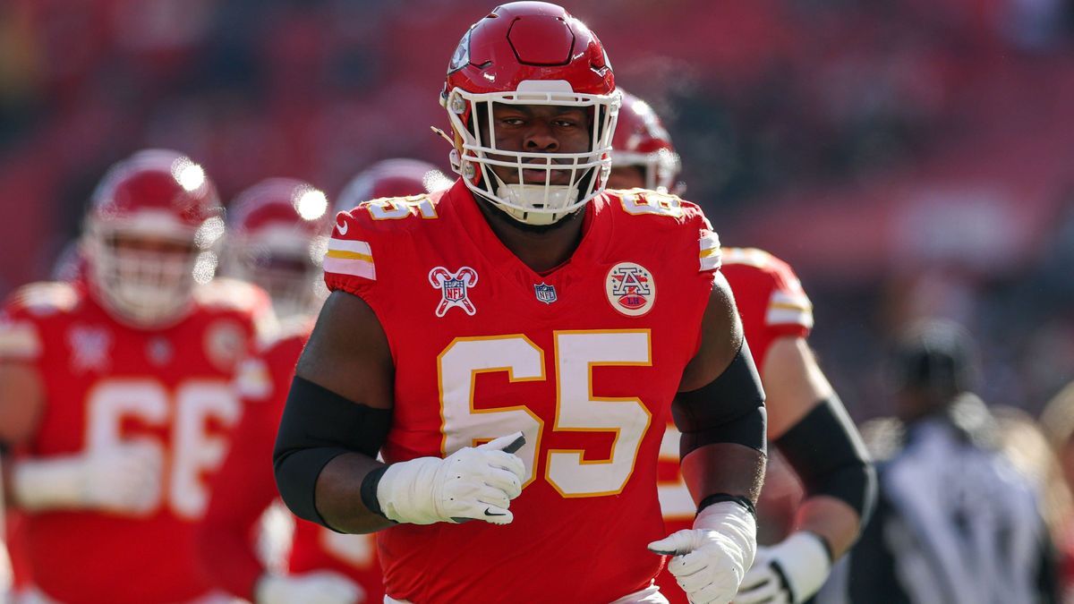 NFL, American Football Herren, USA 2024: Texans vs Chiefs DEC 21 December 21, 2024: Kansas City Chiefs guard Trey Smith (65) warms up before a game against the Houston Texans at GEHA Field at Arrow...