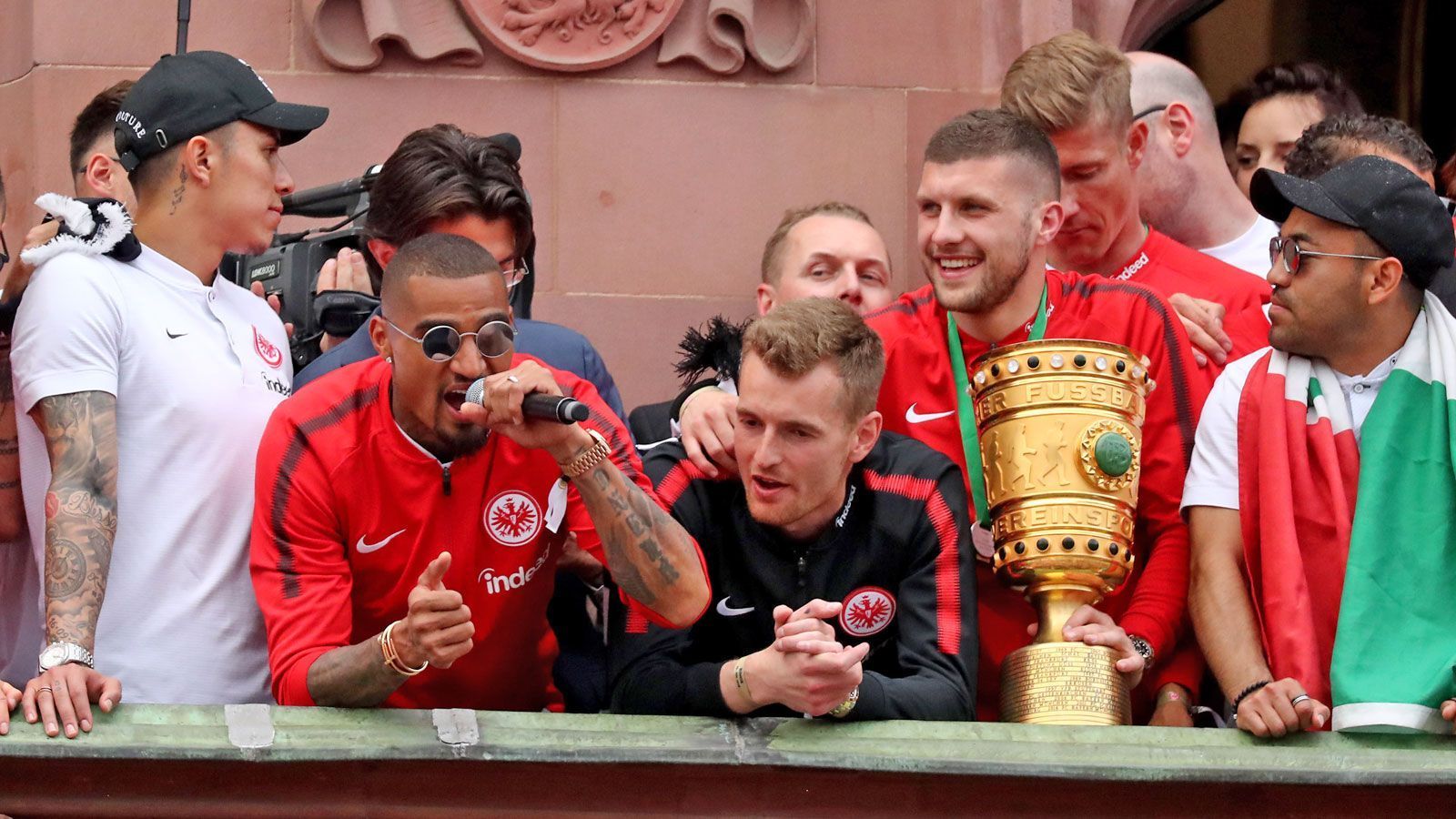 
                <strong>IM FINALE: Kevin-Prince Boateng</strong><br>
                "Bruder, schlag den Ball lang!" (Kevin-Prince Boateng und Ante Rebic von Eintracht Frankfurt im DFB-Pokalfinale gegen den FC Bayern - Boateng: "Er hat vor dem Spiel gesagt mit seinem super Deutsch: "Bruder, schlag den Ball lang!" Und dann hab ich gesagt: "Bruder, ich schlag den Ball lang!"")
              