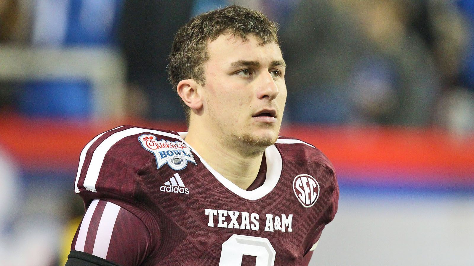 
                <strong>Texas A&M Aggies: Was lief da mit Johnny Manziel?</strong><br>
                Ein bekanntes Football-Gesicht hat eine Texas-Vergangenheit: Johnny Manziel war einst Spieler für die A&M Aggies. In seiner ersten Saison 2012 zauberte er, passte und lief dreimal für über 500 Yards. Am Ende der Spielzeit standen 5.116 Yards und 47 Touchdowns. Verdientermaßen wurde Johnny Football daraufhin mit der Heisman Trophy ausgezeichnet.
              