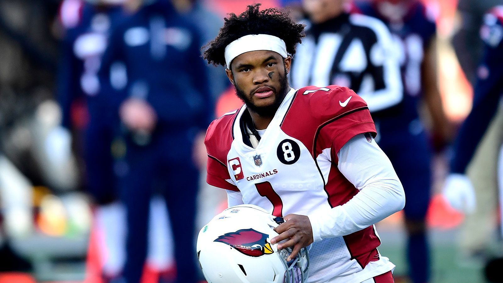 
                <strong>7. Platz: Kyler Murray (Quarterback, Arizona Cardinals)</strong><br>
                Der kleinste jemals in der ersten Runde gedraftete Quarterback hat eine gemischte Saison hinter sich. Der Beginn war stark, insgesamt brannte er 37 Touchdowns auf den Rasen (26 Passing TDs, elf Rushing TDs) und spielte in der ersten Saisonhälfte auf MVP-Niveau. Seine außergewöhnliche Dynamik bereitete den Gegner oft große Schwierigkeiten. Eine Schulterverletzung nahm ihm dann den Wind aus den Segeln, sodass die Cardinals auch den Playoff-Einzug verpassten. Doch schraubt der 23-Jährige seine Leistungen in der neuen Saison auf ein ähnliches Level, wie in der ersten Saisonhälfte, können es Murray und die Cardinals weit bringen.
              