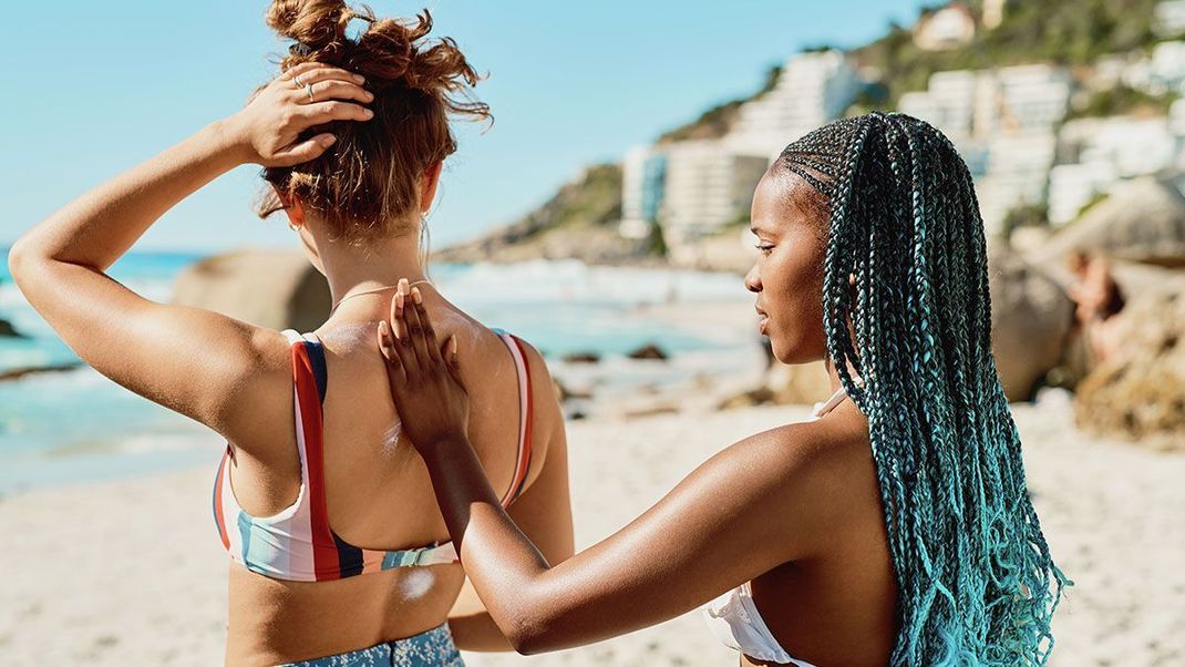 Braun gebrannt nach einem Tag am Strand – für viele von uns ein Highlight im Sommer-Urlaub. Unser Tipp: Sonnencreme mit ausreichend UV-Lichtschutz nicht vergessen! 