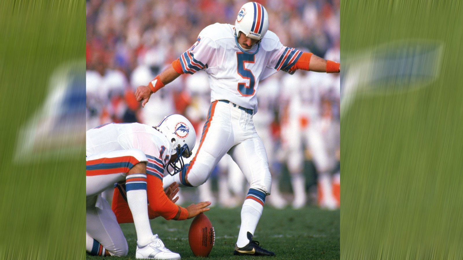 
                <strong>Weitere deutsche NFL-Profis</strong><br>
                - Karl Kremser (1969 und 1970 Kicker der Miami Dolphins / 15 Einsätze, 13 Field Goals, 28 Extrapunkte / 128. Pick des Draft 1969)- Horst Mühlmann (1969 bis 1974 Kicker der Cincinnati Bengals, 1975 bis 1977 der Philadelphia Eagles / 123 Einsätze, 157 Field Goals, 246 Extrapunkte)- Uwe von Schamann (Foto r./ 1979 bis 1984 Kicker der Miami Dolphins / 99 Einsätze, 110 Field Goals, 269 Extrapunkte / 189. Pick im Draft 1979)
              