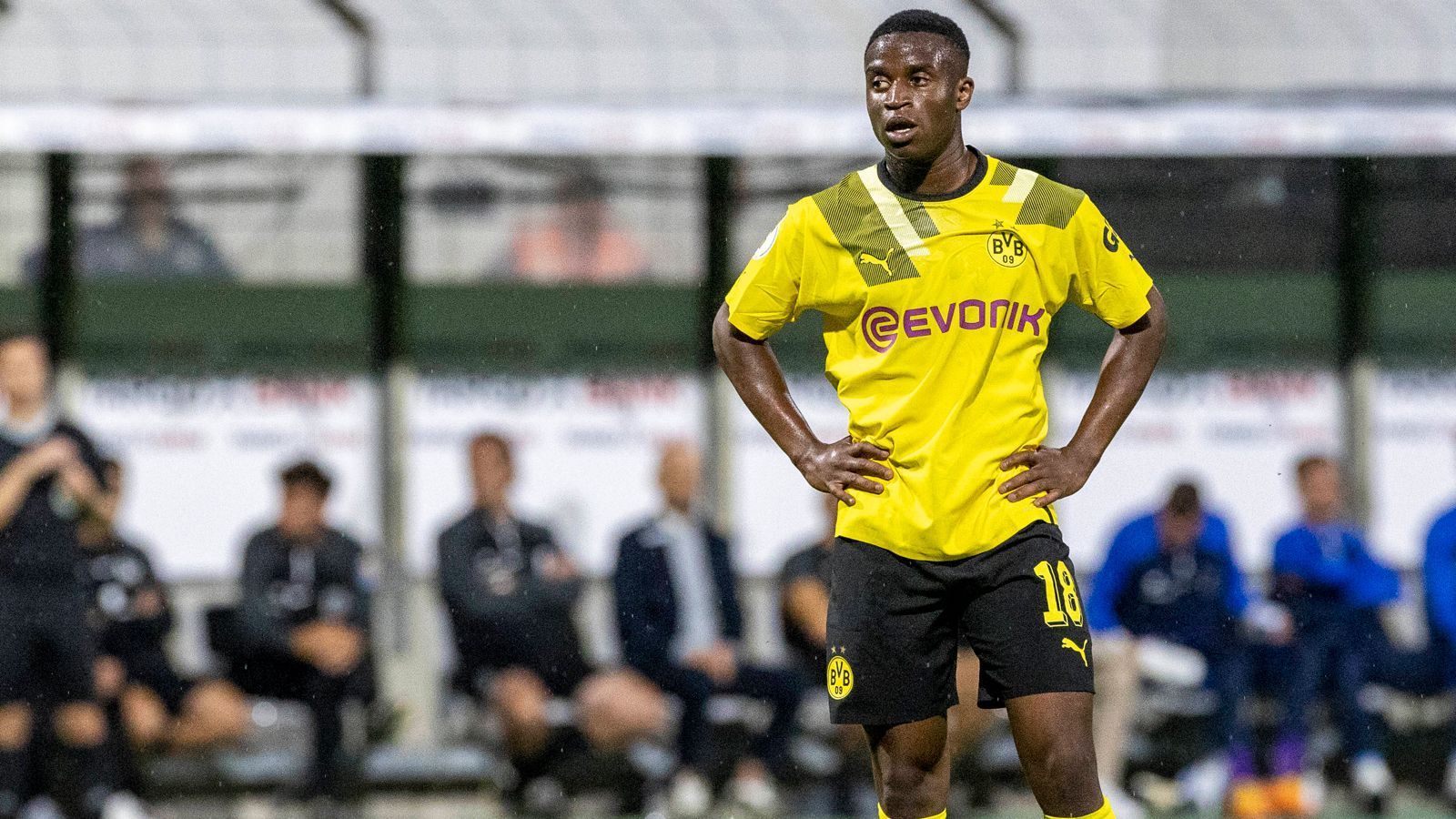 
                <strong>Youssoufa Moukoko</strong><br>
                Das Eigengewächs verritt im Sturmzentrum den erkrankten Neuzugang Sebastien Haller. Ab und an blitzt sein großes Talent auf, in der ersten Halbzeit strahlt er aber keine große Torgefahr aus. Das ändert sich kurz nach dem Seitenwechsel, als er nach einer starken Einzelaktion den Kasten nur knapp verfehlt. Ein Torerfolg bleibt ihm verwehrt. ran-Note: 
              