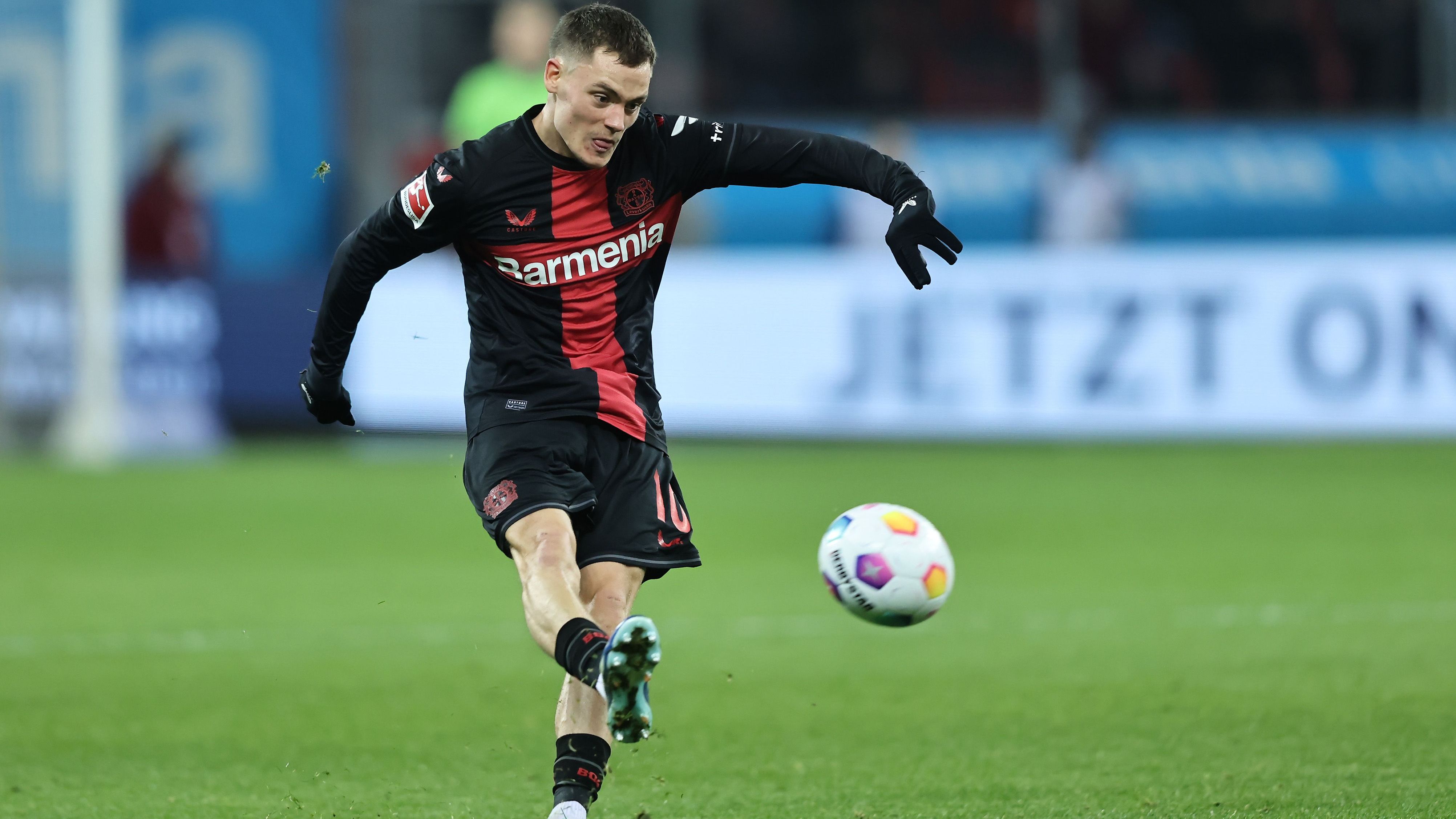 <strong>Bank (Offensives Mittelfeld): Florian Wirtz (Bayer 04 Leverkusen)</strong><br>Es ist der letzte Leverkusener, versprochen! Dennoch hat Florian Wirtz seinen Platz in diesem Kader mehr als verdient. Wie er die Bälle durch das Bayer-Mittelfeld streichelt, ist ein einziger Genuss. Der 20-Jährige ist vielmehr als nur seine Scorerpunkte, wovon er auch immerhin 13 angesammelt hat. Highlight der Hinrunde war sein sensationelles Solo-Tor gegen Freiburg.