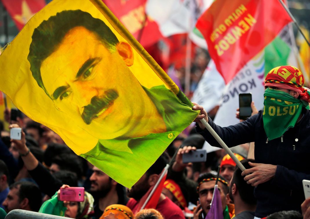 Der inhaftierte PKK-Anführer Öcalan (auf der Fahne) hatte zur Niederlegung der Waffen aufgerufen.