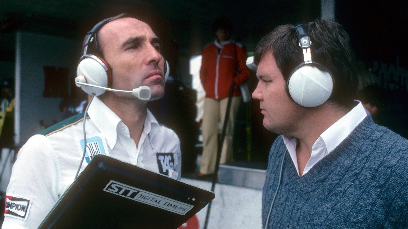 
                <strong>Startschuss in den 70er Jahren</strong><br>
                Der Mann hinter dem Team ist Sir Frank Williams, der in den 60er und 70er Jahren mit desaströsen finanziellen Rahmenbedingungen anfing, Geschäfte aus einer Telefonzelle abwickelte und um Geld oder Benzin bettelte, um von Rennen irgendwie wieder nach Hause zu kommen. 1977 gründete er mit seinem Angestellten Patrick Head "Williams Grand Prix Engineering". Der Anfang war gemacht.
              