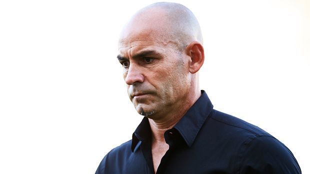 
                <strong>Francisco Jemez</strong><br>
                Francisco Jemez: Der 46-Jährige zählt laut "Telegraph" ebenfalls zu den möglichen Trainer-Kandidaten bei den Katalanen, obwohl er bislang hauptsächlich kleine spanische Teams betreute. Zuletzt hielt es Jemez aber nur für sechs Pflichtspiele bei Granada aus, Ende September 2016 folgt die Trennung. Aktuell coacht Jemez erstmals im Ausland, versucht sich bei Cruz Azul in Mexiko, wo sein Vertrag zum Jahresende ausläuft.
              
