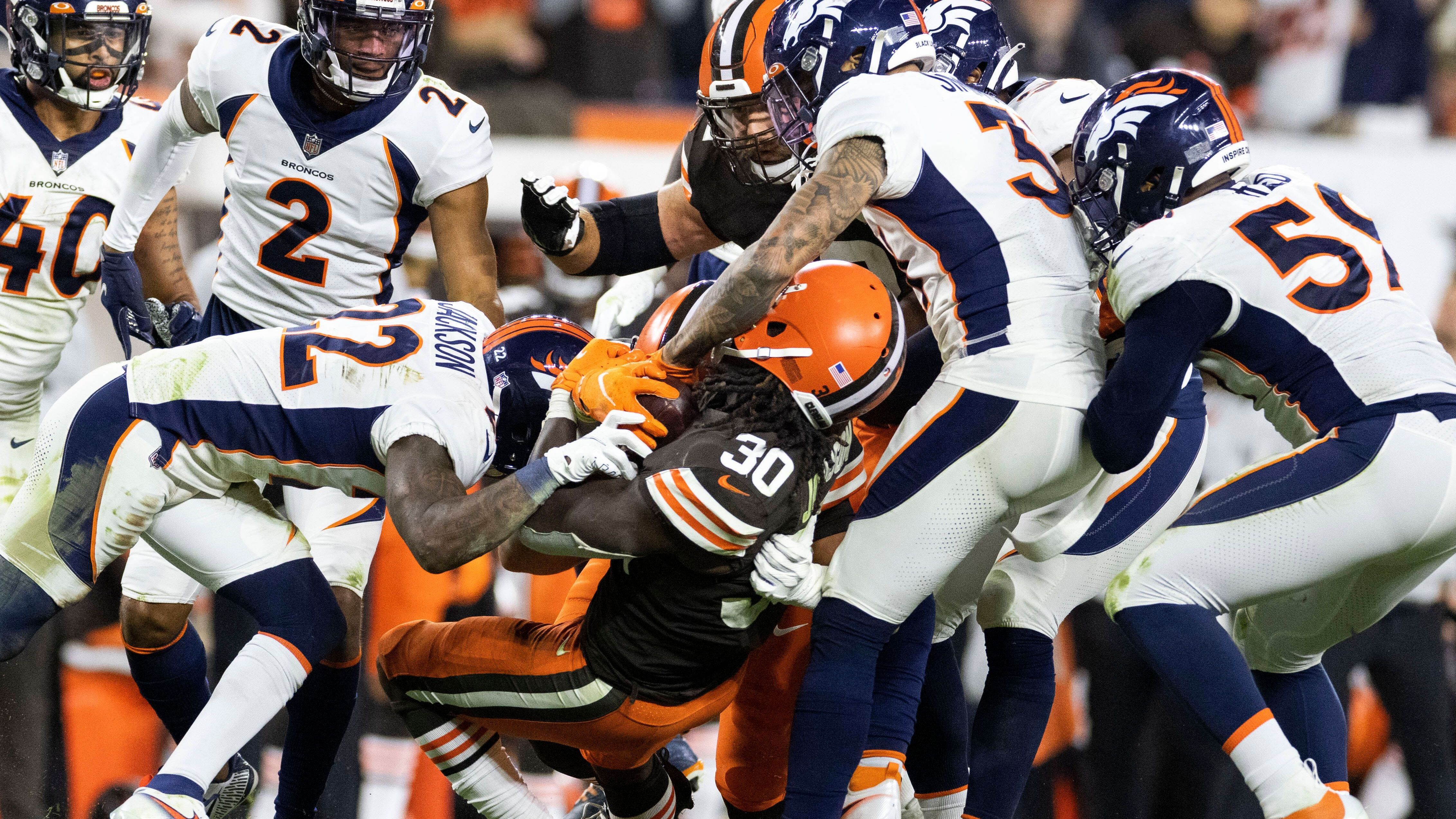 <strong>15. Platz: Denver Broncos - 99 <strong>Flaggen</strong></strong><br>Yards: 749