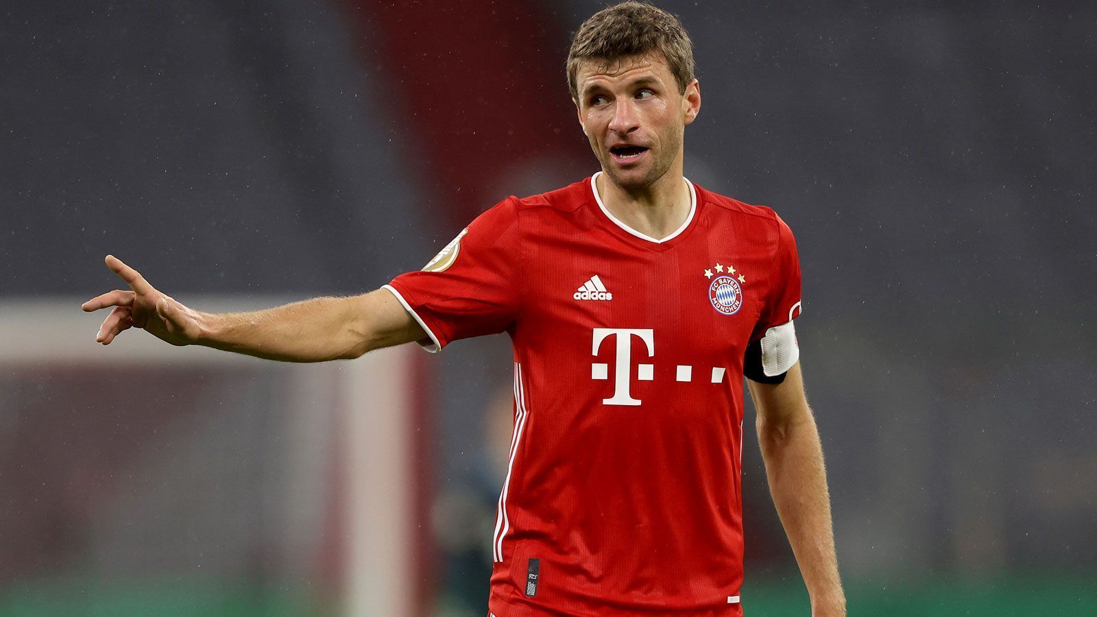 
                <strong>Thomas Müller</strong><br>
                Der Weltmeister und Champions-League-Sieger spielte in der Anfangsphase erstaunlich unauffällig, der Raumdeuter hatte gegen den unterklassigen Gegner praktisch keine Ballkontakte und Szenen. Ein Fehlpass von Düren-Torwart Jackmuth brachte Müller dann ins Spiel. Sein Pass auf Choupo-Moting führte zum Elfmeter, den Müller dann zum 2:0 verwandelte. Auch danach wieder ziemlich unauffällig. Ging nach einer Stunde runter und hatte bei seiner Auswechslung trotzdem Spaß. ran-Note 4
              