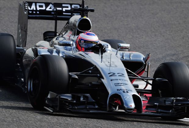 
                <strong>McLaren MP4-29</strong><br>
                Und so liegt der neue Wagen bei Testfahrten auf der Strecke. Angetrieben wird das neue Gefährt von einem Mercedes-V6-Turbo-Motor.
              