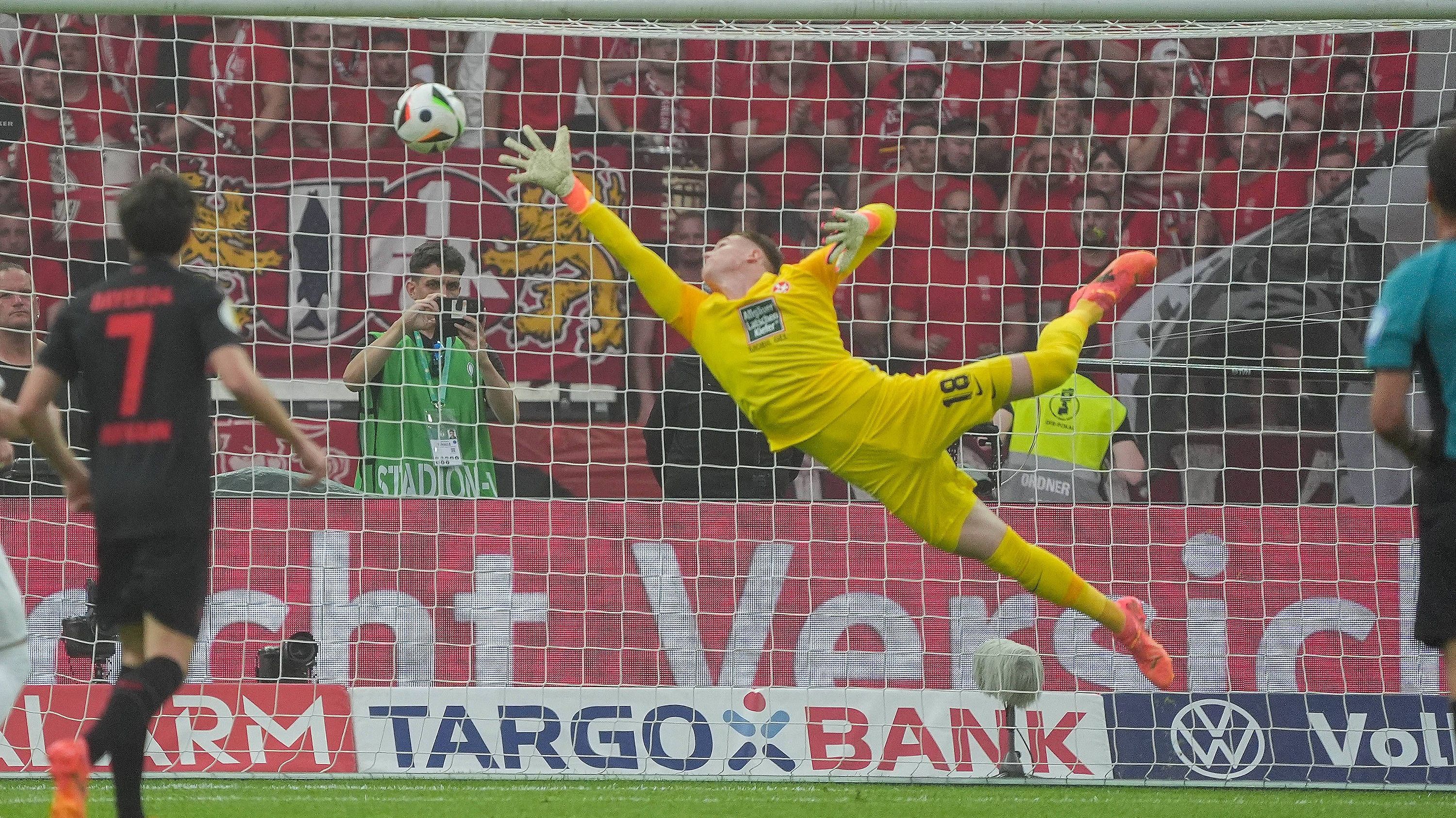 <strong>Julian Krahl (1. FC Kaiserslautern)</strong><br>Muss erstmals nach knapp 15 Minuten eingreifen und pariert gut gegen Wirtz. Beim 0:1 chancenlos. Lässt sich zweimal in Eins-gegen-eins-Situationen etwas überrumpeln, ist sonst aber souverän. <strong><em>ran</em></strong>-Note: 3.