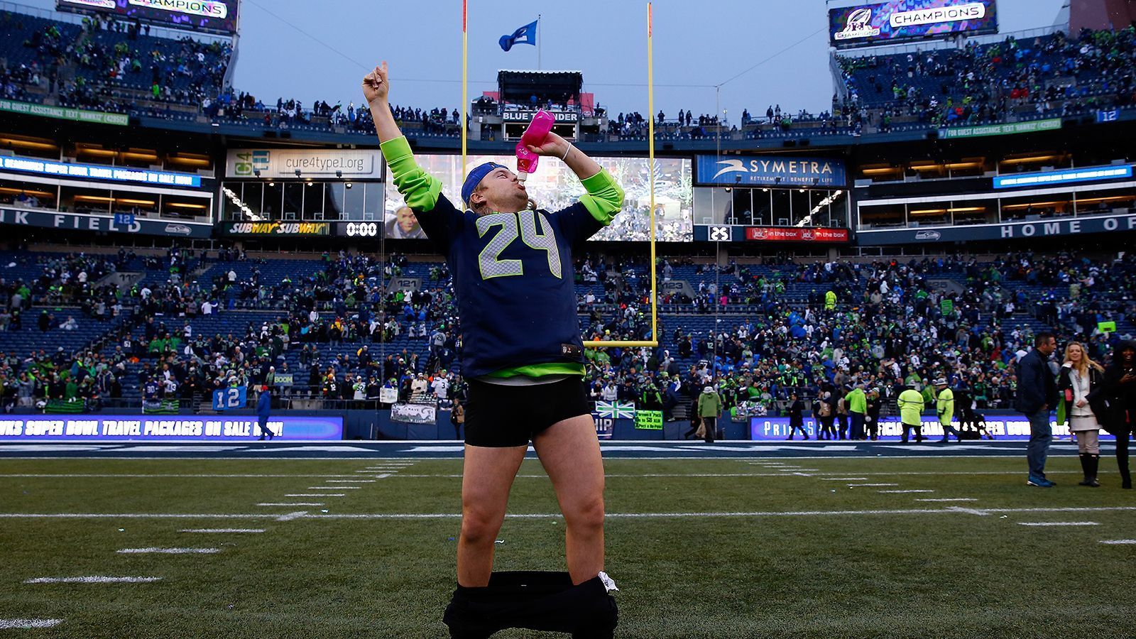 
                <strong>Die Fans sind zu überheblich</strong><br>
                Im Dezember 2013 setzten die Seattle-Fans einen neuen Rekord für das lauteste Outdoor-Stadion. Seitdem beschreiben sie sich selbst ganz bescheiden als die lautesten Fans der Welt. Die Fans der Kansas City Chiefs sehen das etwas anders. Zudem liegt der Lärmpegel im Century Link Field nicht an den Fans, sondern an simpler Physik. Wie Architekt Paul Greisemer bekannt gab, liegt die große Lautstärke eher an der Stadionkonstruktion. So sorgen unter anderem die beiden Dächer dafür, dass die Geräuschkulisse sich innerhalb des Stadions hält und vervielfacht wird.
              