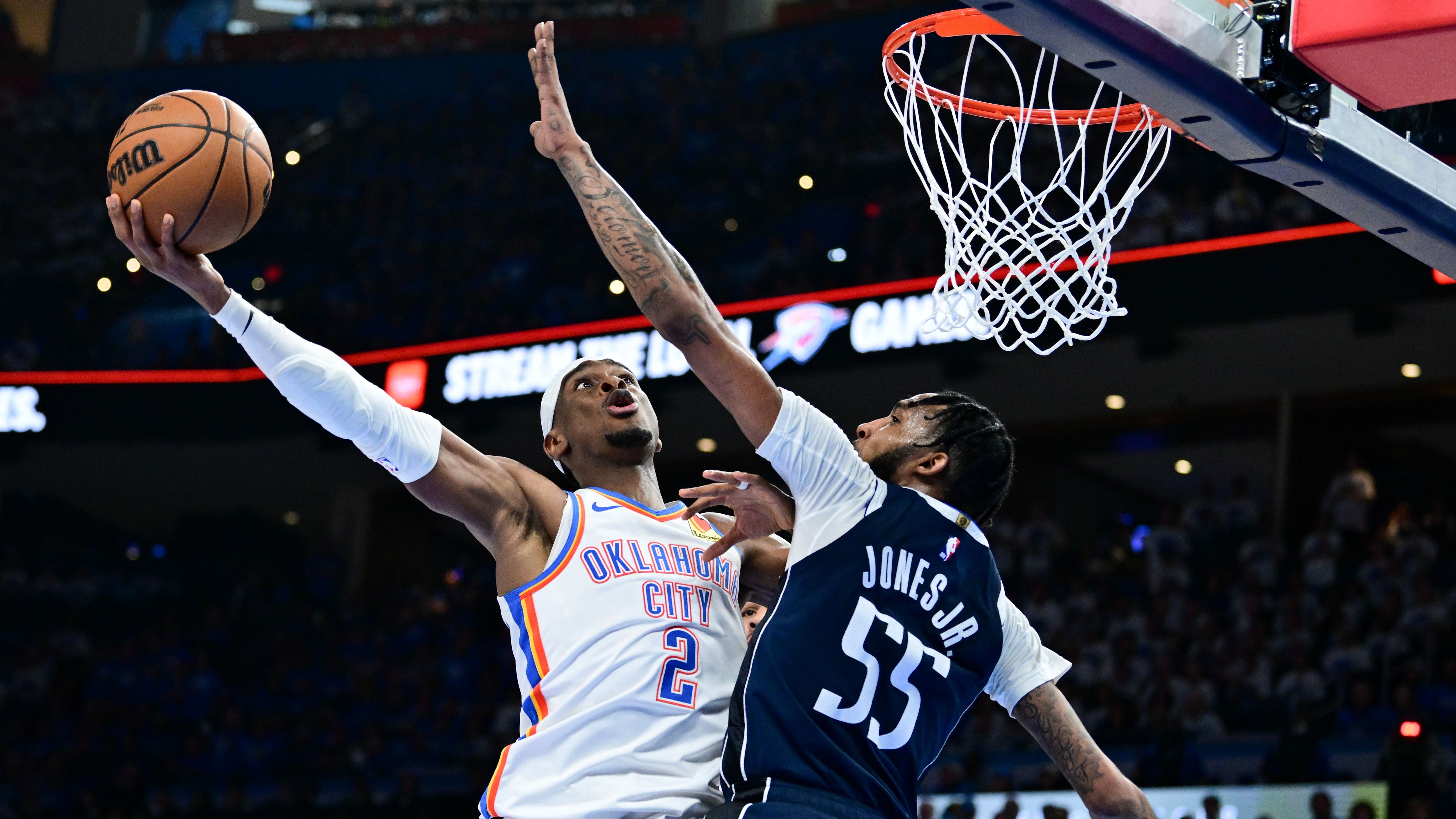 <strong>All-Defensive Second Team: Derrick Jones Jr. (Dallas Mavericks)</strong><br>Vor der Saison hätte wohl niemand damit gerechnet, dass Derrick Jones Jr. so wichtig für die Dallas Mavericks werden würde. In den gesamten Playoffs war er auf den besten Forward oder Guard des Gegners angesetzt und überzeugte zumeist auf ganzer Linie und war ein wichtiger Faktor beim Finals-Run. In dieser Form ist er enorm viel wert für die Mavs. Seine Stats: 9,1 Punkte, 3,5 Rebounds und 1,0 Blocks.