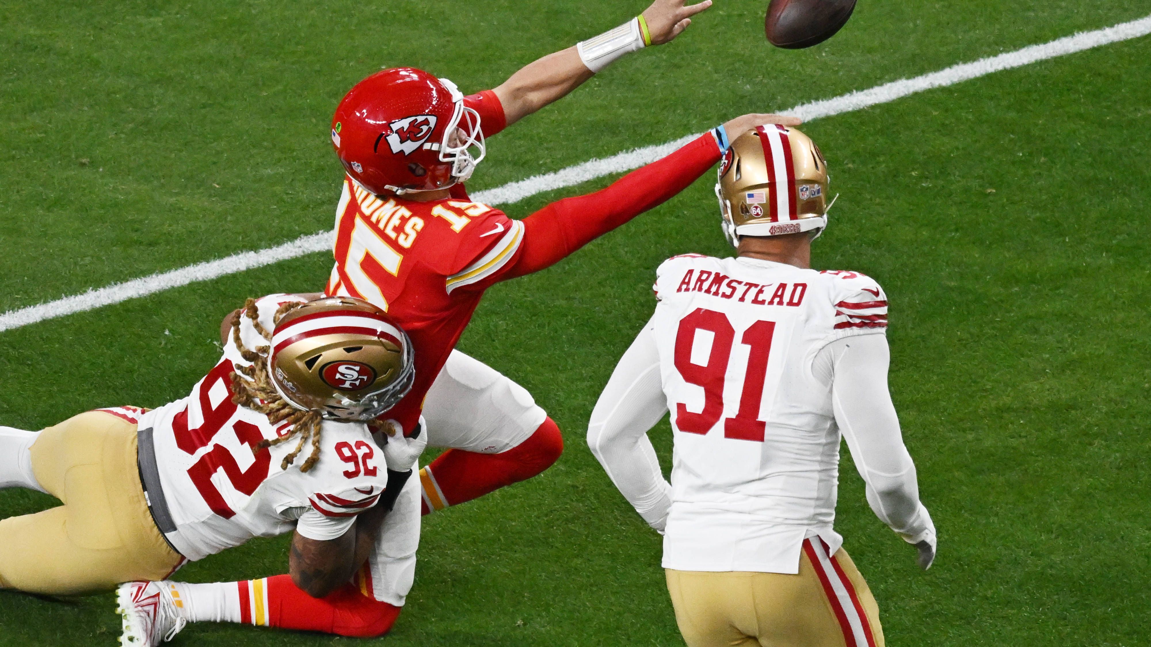 <strong>Meiste Fumble Recoveries in Super Bowls: 4</strong><br>Mahomes machte es also einmal mehr spannend. Dabei unterliefen dem Superstar auch einige Missgeschicke, etwa eine Interception und zwei Fumbles. Auf dem Weg zum 16:16 sicherte er den fallengelassenen Ball aber selbst und stellte damit seine persönliche Statistik auf vier Fumble Recoveries in Super Bowls - einsame Spitze.