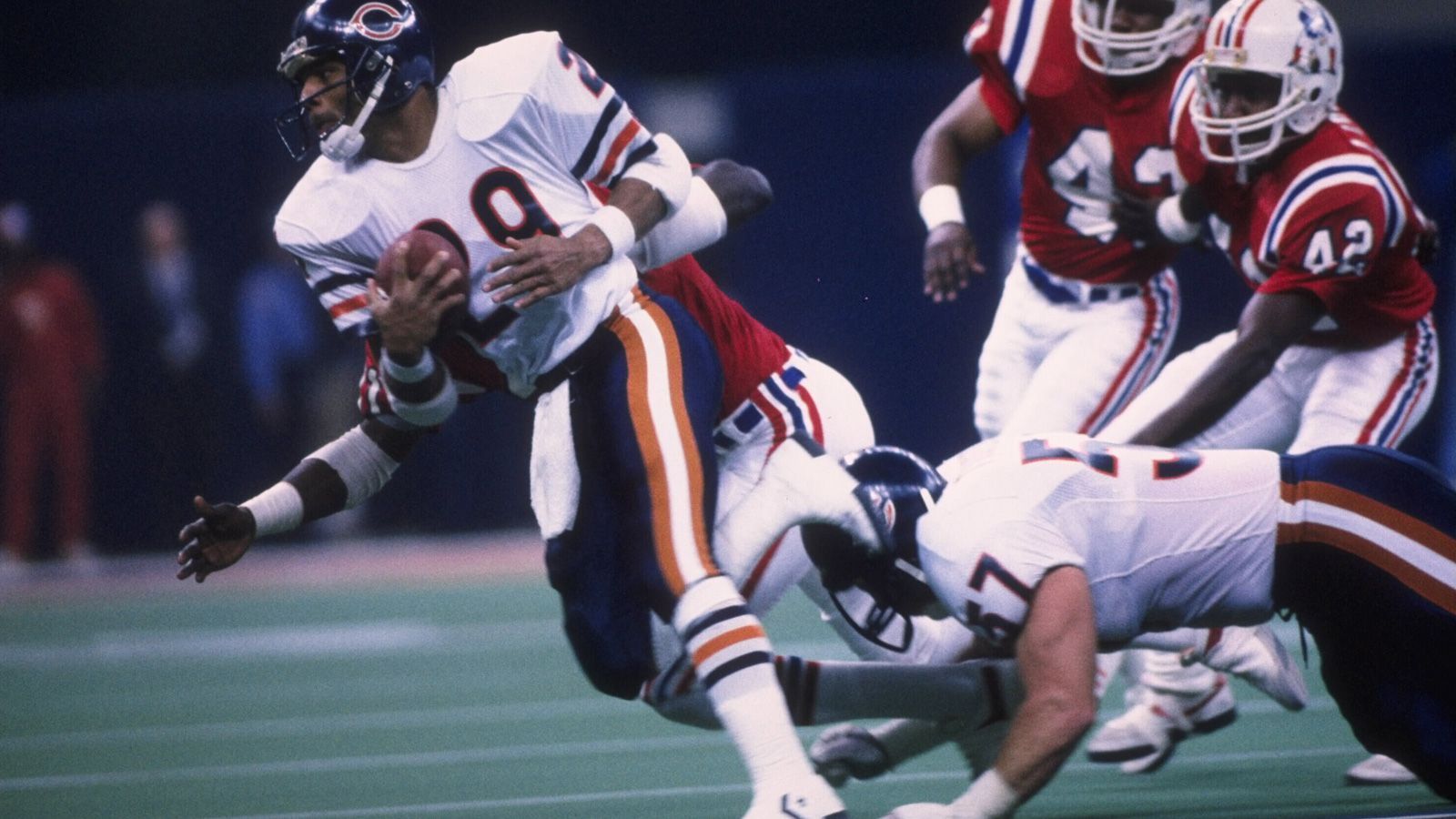 
                <strong>Super Bowl XX: Chicago Bears vs. New England Patriots </strong><br>
                Den 20. Super Bowl im Januar 1986 setzten sich die Chicago Bears gegen die New England Patriots klar mit 46:10 durch. Auch in der Regular Season gewannen die Bears mit 20:7.
              