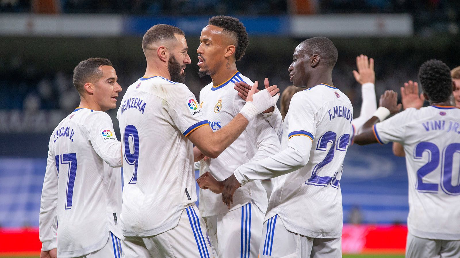 
                <strong>4. Platz: Real Madrid </strong><br>
                Einen Platz vor Atletico reiht sich der Rivale ein. Real Madrid kann in der spanischen Liga schon fast die Meisterschaft feiern (zwölf Punkte Vorsprung auf Barcelona), kam zuletzt im "Clasico" aber mit 0:4 (erste LaLiga-Niederlage seit dem 2. Januar) unter die Räder. Trotzdem gehen die Königlichen gegen den FC Chelsea als Favorit in die Begegnungen. Im Achtelfinal-Rückspiel gegen PSG sorgte Karim Benzema mit seinem Dreierpack quasi im Alleingang für das Weiterkommen. Der 34-Jährige spielt ohnehin eine Fabelsaison. Mit 47 Scorerpunkten in 35 Spielen ist der Franzose Dreh- und Angelpunkt der Offensive.
              