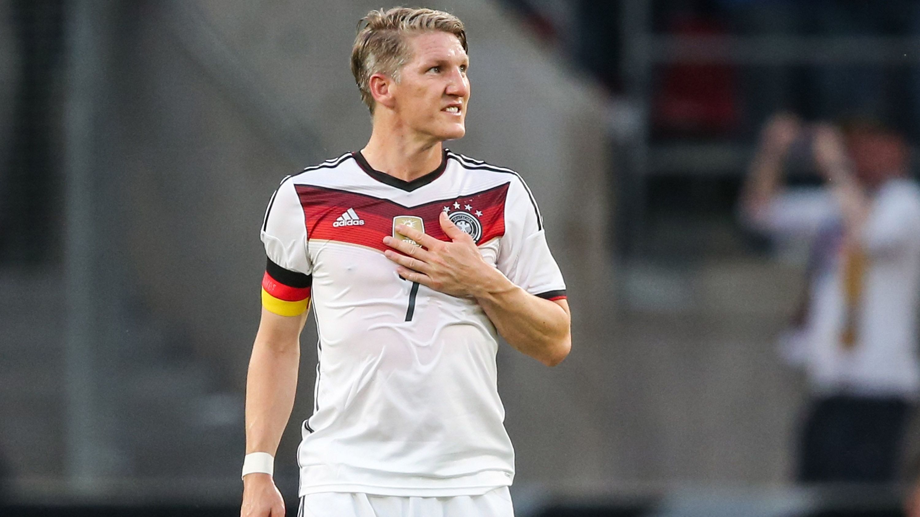 <strong>Bastian Schweinsteiger (18 Spiele als Kapitän)</strong><br>Nach dem WM-Triumph in Brasilien im Jahr 2014 trat Philipp Lahm aus der Nationalmannschaft zurück. Bastian Schweinsteiger rückte danach vom Vize-Kapitän zum Spielführer im DFB-Team auf. Als Kapitän stand er 18 Mal für Deutschland auf dem Feld, nach der EM 2016 beendete Schweinsteiger seine DFB-Karriere.&nbsp;