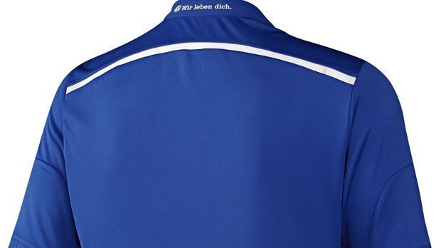 
                <strong>FC Schalke 04 Heimtrikot</strong><br>
                Ebenso bleibt die aufgedruckte Liebeserklärung der Fans an den Verein "S04 – Wir leben dich" bestehen. 
              