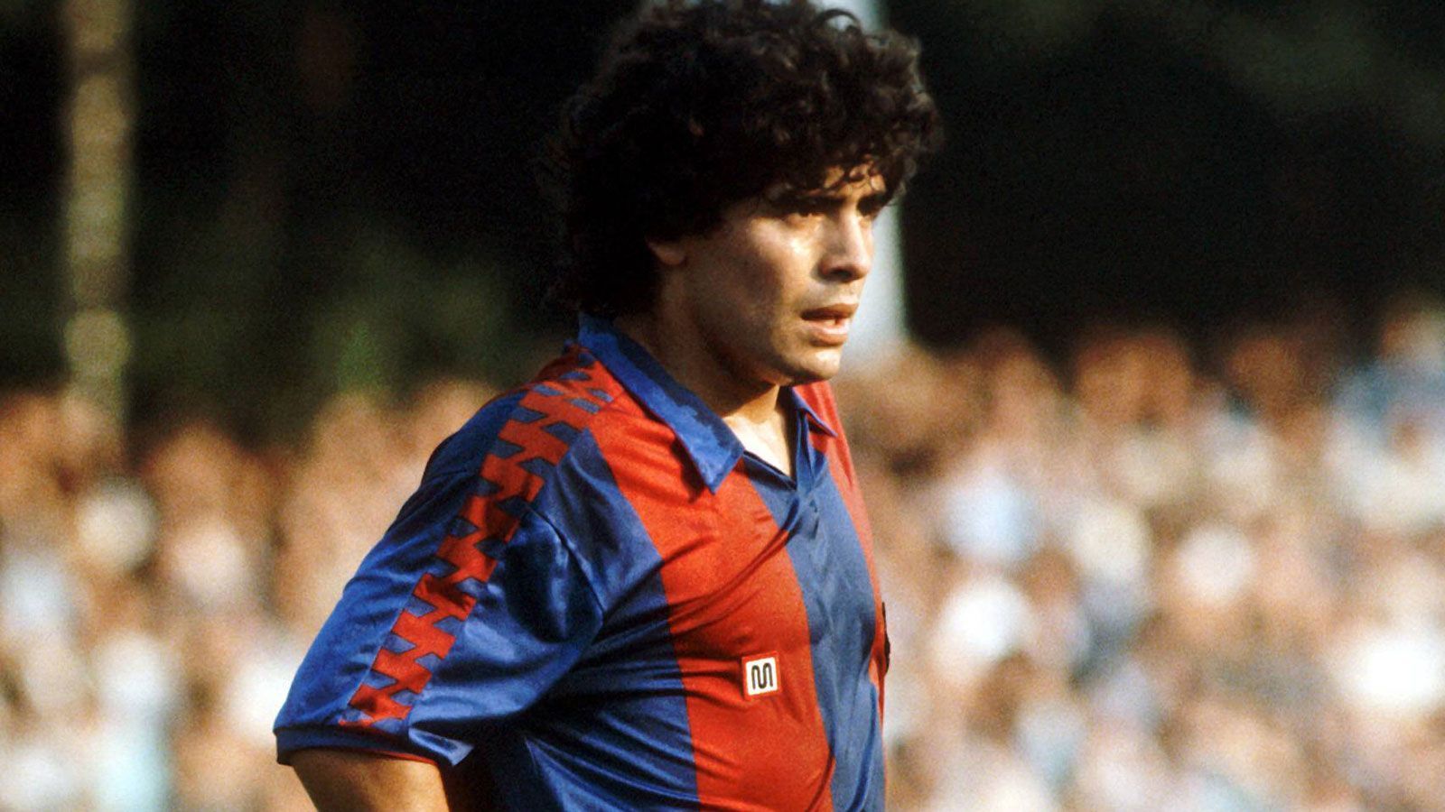 
                <strong>Unglückliche Zeit in Barcelona</strong><br>
                Maradona wechselte für die damalige Rekordsumme von kolportierten acht Millionen Euro nach Spanien zum FC Barcelona. Die Zeit verlief jedoch eher unglücklich. Maradona wurde mit Hepatitis und einem Sprunggelenksbruch mehrere Monate außer Gefecht gesetzt. Zudem legte er sich immer wieder mit Trainer Udo Lattek an und sorgte für Unruhe. Dennoch führte der Argentinier die Katalanen gegen Real Madrid zum Pokalsieg. 1984 war seine Zeit in Barcelona beendet.
              