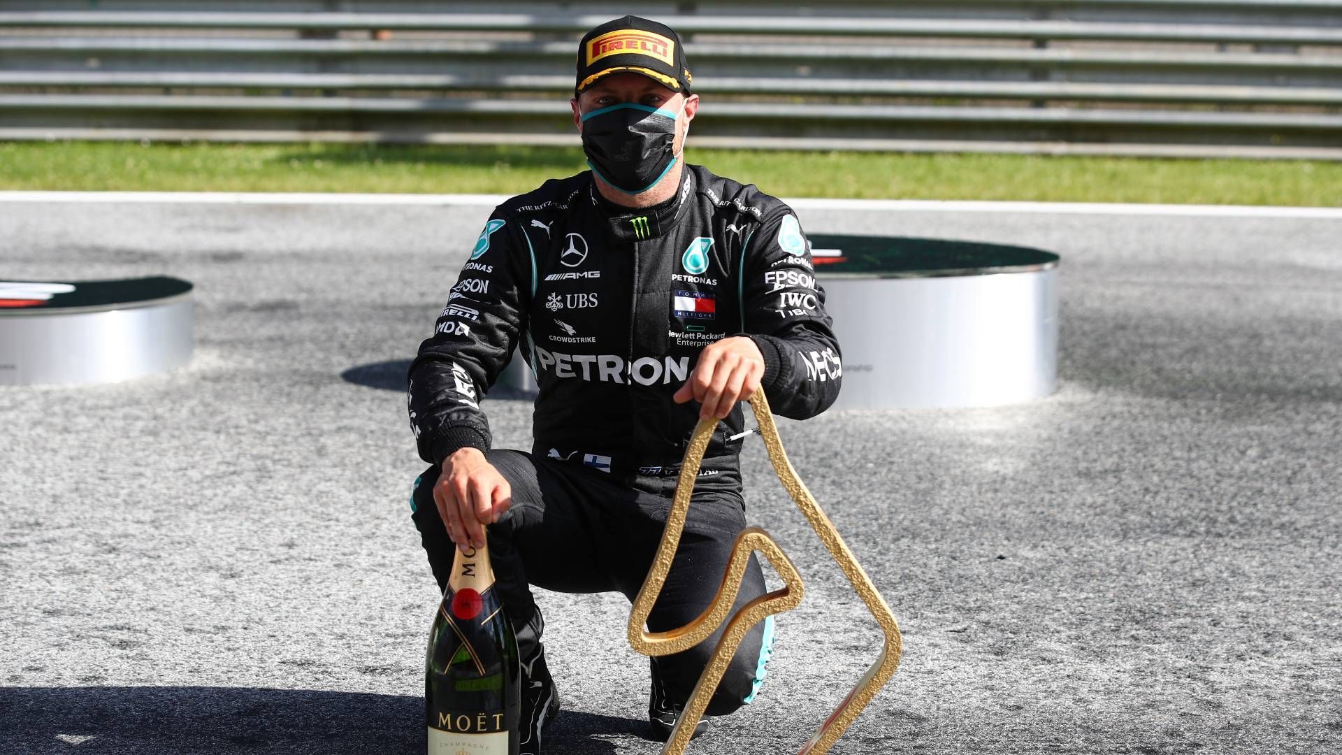 
                <strong>2020: Valtteri Bottas (Mercedes)</strong><br>
                Die Formel-1-Saison 2020 steht unter massivem Einfluss der Corona-Pandemie. Der geplante Saisonauftakt in Australien Mitte März wird in letzter Sekunde abgesagt, los geht es schließlich im Juli mit zwei Rennwochenenden in Österreich. Den Auftakt gewinnt Bottas, doch wie im Vorjahr ist dieser Erfolg auf die gesamte Saison gesehen nur ein Strohfeuer. Hamilton feiert überlegen seinen siebten WM-Titel - obwohl der Brite das vorletzte Saisonrennen wegen einer COVID-Infektion verpasst.
              