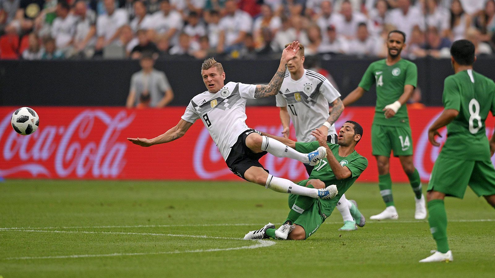 
                <strong>Toni Kroos</strong><br>
                Ja, auch ein Toni Kroos spielt Fehlpässe. Über ihn läuft das deutsche Spiel, doch auch Kroos bekommt es nicht wirklich in die Gänge. Zeigt den richtigen Kampfgeist, bleibt für seine Verhältnisse aber eher blass. ran-Note: 3
              