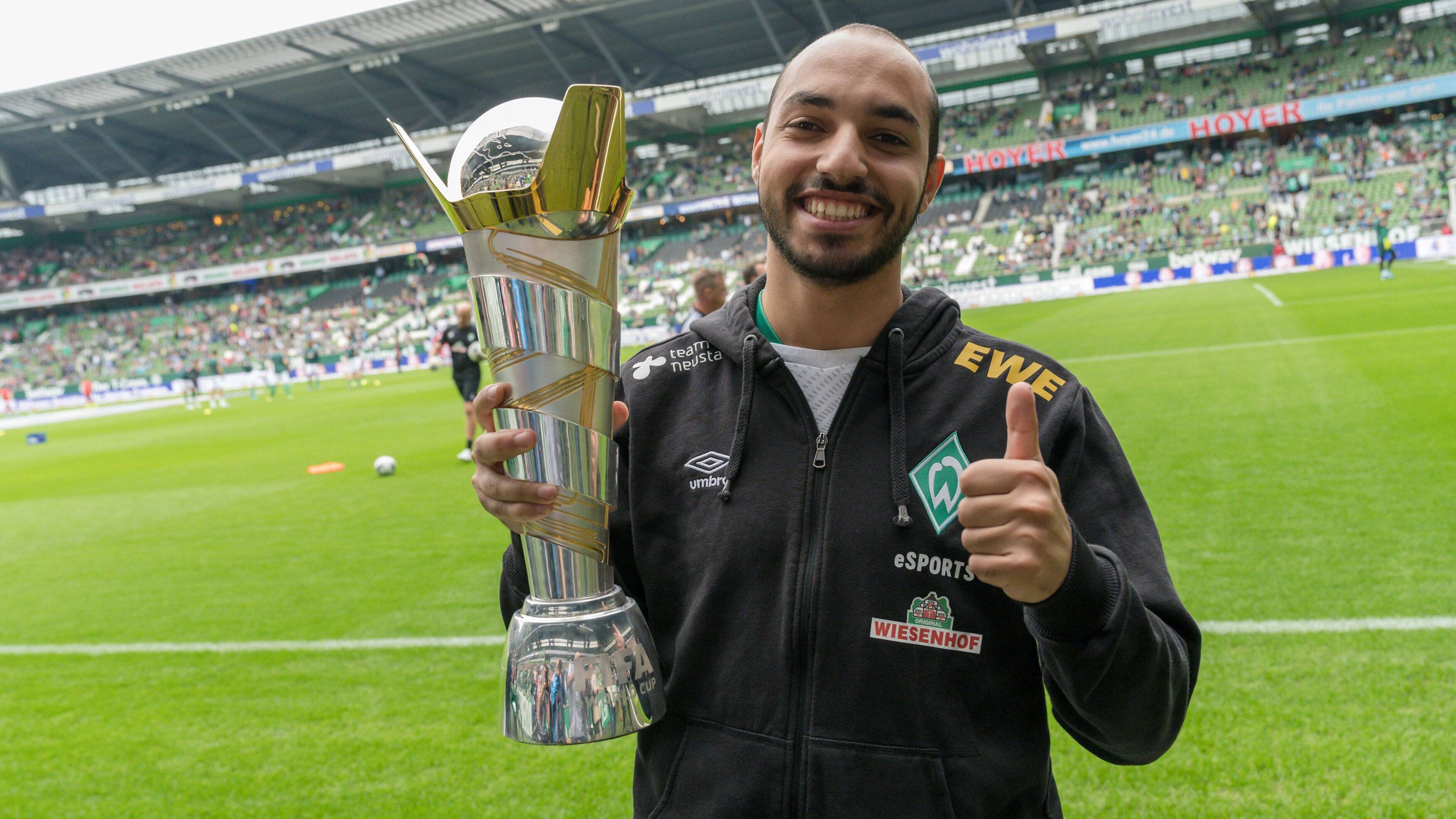 
                <strong>Mohammed "MoAuba" Harkous</strong><br>
                2019 wurde der Deutsche in einem packenden Turnier Fifa 19-Weltmeister und war damit offiziell der beste Fifa-Spieler der Welt. Damals stand er noch im eSport-Team von Werder Bremen unter Vertrag, mittlerweile spielt er für den Fokus Clan. 2020 konnte er seinen Titel aufgrund der Corona-Pandemie nicht verteidigen. Sowohl Umut als auch MoAuba spielen auf der PS4-Konsole. 
              