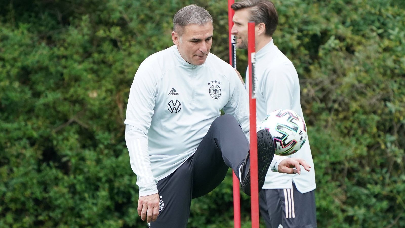 
                <strong>Wen kann Kuntz eigentlich noch aufstellen?</strong><br>
                Tatsächlich wurden von den ersten sechs Klubs der Saison 2020/21 nur drei Akteure abgestellt: Benjamin Henrichs (RB Leipzig), Nadiem Amiri (Bayer Leverkusen) und Maximilian Arnold (VfL Wolfsburg). Hinzu kommen unter anderem Max Kruse (Union Berlin) und die nachnominierten Keven Schlotterbeck (SC Freiburg) und Ragnar Ache (Eintracht Frankfurt). Und sonst? ran zeigt Kuntz' verbliebene Möglichkeiten in den einzelnen Mannschaftsteilen und nennt eine mögliche Aufstellung.
              