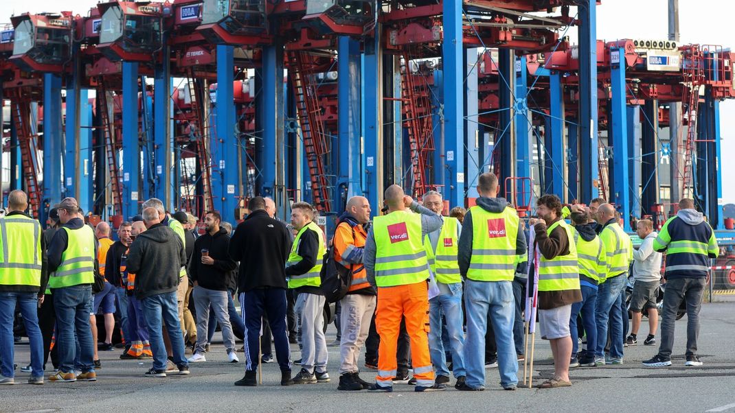 Mitarbeiter an Häfen in Hamburg, Bremerhaven, Bremen, Wilhelmshaven, Emden und Brake legten ihre Arbeit nieder.