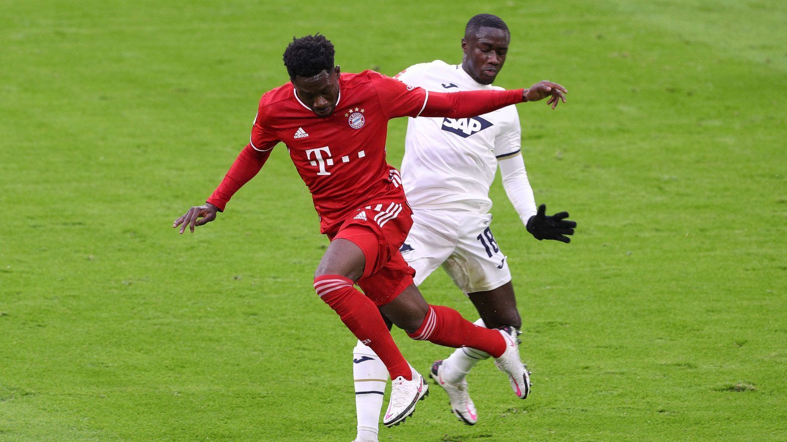 
                <strong>Alphonso Davies</strong><br>
                Gewohnt laufstark und aggressiv in den Zweikämpfen, was Gacinovic immer wieder zu spüren bekommt. Hat in der ersten Halbzeit gefühlt die meisten Ballkontakte aller Bayern-Spieler. Wirbelt auf der linken Seite mit Coman, ohne dass daraus etwas Zählbares resultiert. Hat bei seinen Flanken noch Luft nach oben. In der 44. Minute mit einem folgenschweren Fehler, als er Bebou widerstandslos flanken lässt und damit Kramarics Anschlusstreffer erst ermöglicht. Nach der Pause mit etwas schwächeren Zweikampfwerten, allerdings auch ohne erwähnenswerte Fehler. ran-Note: 3
              