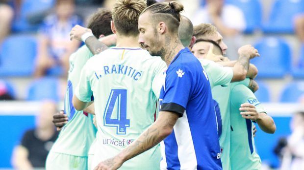 
                <strong>Deportivo Alaves</strong><br>
                "Die zweite Saison nach dem Aufstieg ist die schwierigste" - diese Fußball-Weisheit trifft auch auf Deportivo Alaves zu. Denn nach dem herausragenden achten Platz als Aufsteiger in der Vorsaison, steckt das Team nun in der Krise. Schon nach vier Spielen reagierte die Vereinsführung und warf den erst im Sommer verpflichteten Coach Luis Zubeldia wieder raus. Unter Interimstrainer Javier Cabello setzte es die sechste Pleite in Serie, Alaves verlor gegen Real Madrid mit 1:2. Dabei verstärkte sich der letztjährige Aufsteiger im Sommer prominent, holte Enzo Zidane von Real Madrid, Munir El Haddadi von Barca oder Bojan Krkic aus Stoke.
              