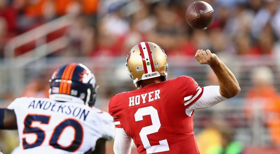 
                <strong>Verlierer: Brian Hoyer (Quarterback) - San Francisco 49ers</strong><br>
                Zugegeben, die San Francisco 49ers bekleckerten sich insgesamt bei der 14:33-Pleite gegen die Denver Broncos nicht mit Ruhm (Fünf Turnover!). Aber Brian Hoyer sorgte für das Lowlight des Spiels. Der ehemalige Quarterback der Chicago Bears warf einen Fumble. Ja, einen Fumble. Der Football rutschte ihm beim Wurf so aus der Hand, dass es als Fumble und nicht als Interception bzw. Incomplete Pass gewertet wurde. Wer weiß, ob Colin Kaepernick das auch geschafft hätte ...
              