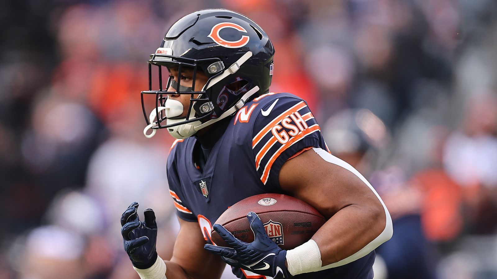 
                <strong>21. Chicago Bears</strong><br>
                Hier gab es verschiedene Meinungen in der Redaktion. Wir hatten das Team erst höher eingeschätzt, da D'Onta Foreman bei den Panthers wirklich überzeugte und Khalil Herbert in der vergangenen Saison oft mehr als nur ein Ersatzspieler war. Auch mit Roschon Johnson, Travis Homer und Trestan Ebner hat das Team gute Backups. Doch es gab auch kritische Stimmen, die von Foreman und Herbert erst noch mehr sehen wollten, ehe sie als regelmäßig liefernde Spieler erachtet werden. Daher landen die Bears auf 21.RB1: Foreman, D'Onta - RB2: Herbert, Khalil - RB3: Johnson, RoschonWeitere RBs: Homer, Travis - Ebner, Trestan
              