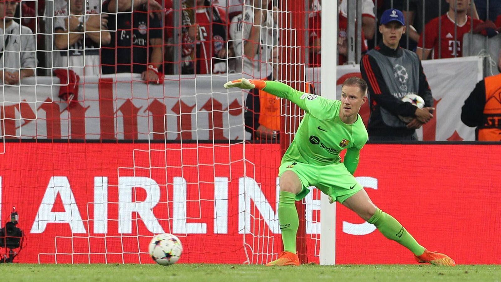 
                <strong>Marc-Andre ter Stegen</strong><br>
                Verlebt zunächst einen überraschend ruhigen Abend. Wenn er mal eingreifen muss, ist er zur Stelle. Auch nach dem Seitenwechsel bei Goretzkas sattem Schuss aufmerksam, bei der Ecke in der 51. Minute vor dem 0:1 sieht er dann aber zumindest unentschlossen aus. Beim 0:2 chancenlos. ran-Note: 3
              