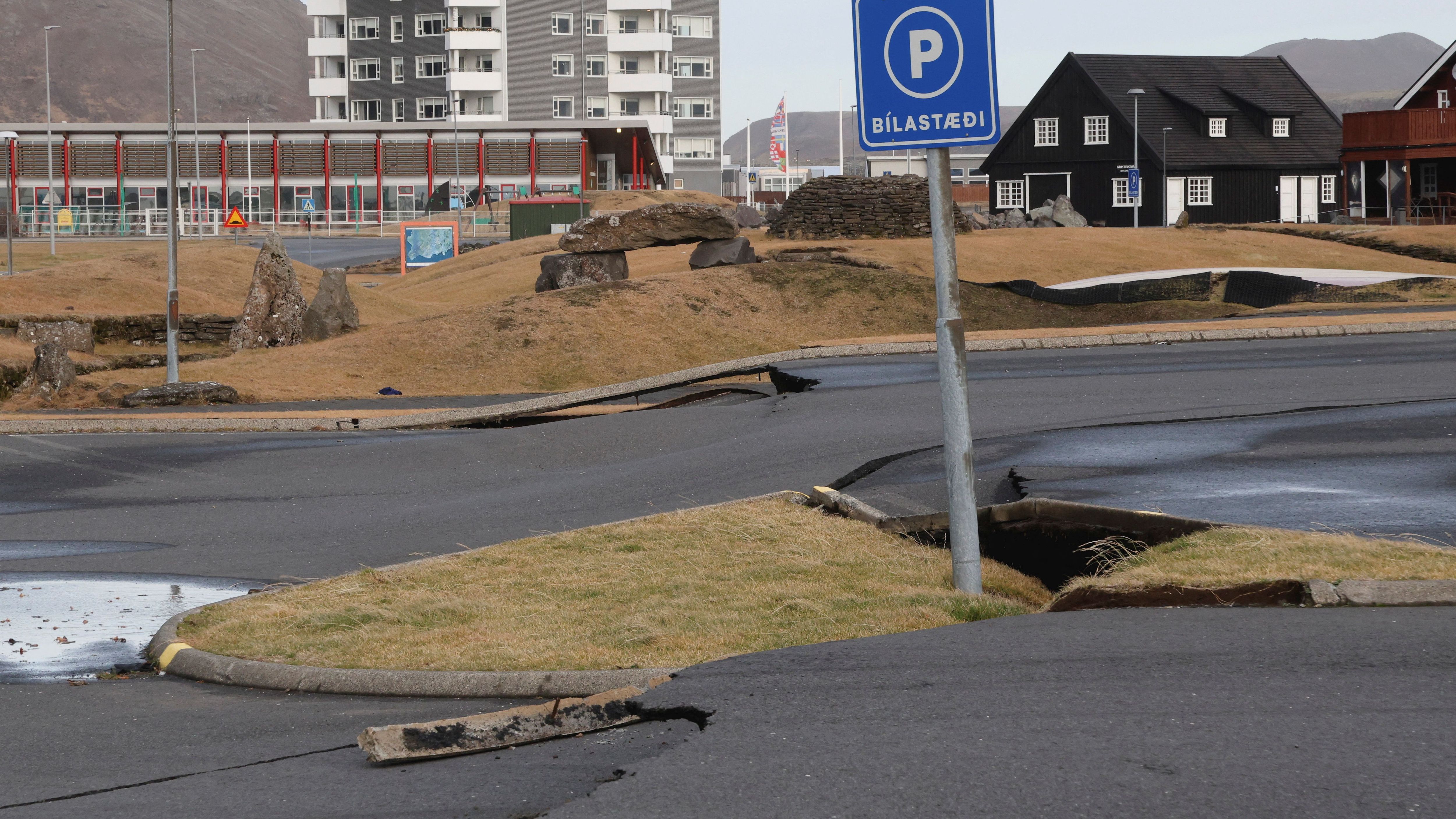 Überall in Grindavik sind die Schäden sichtbar.