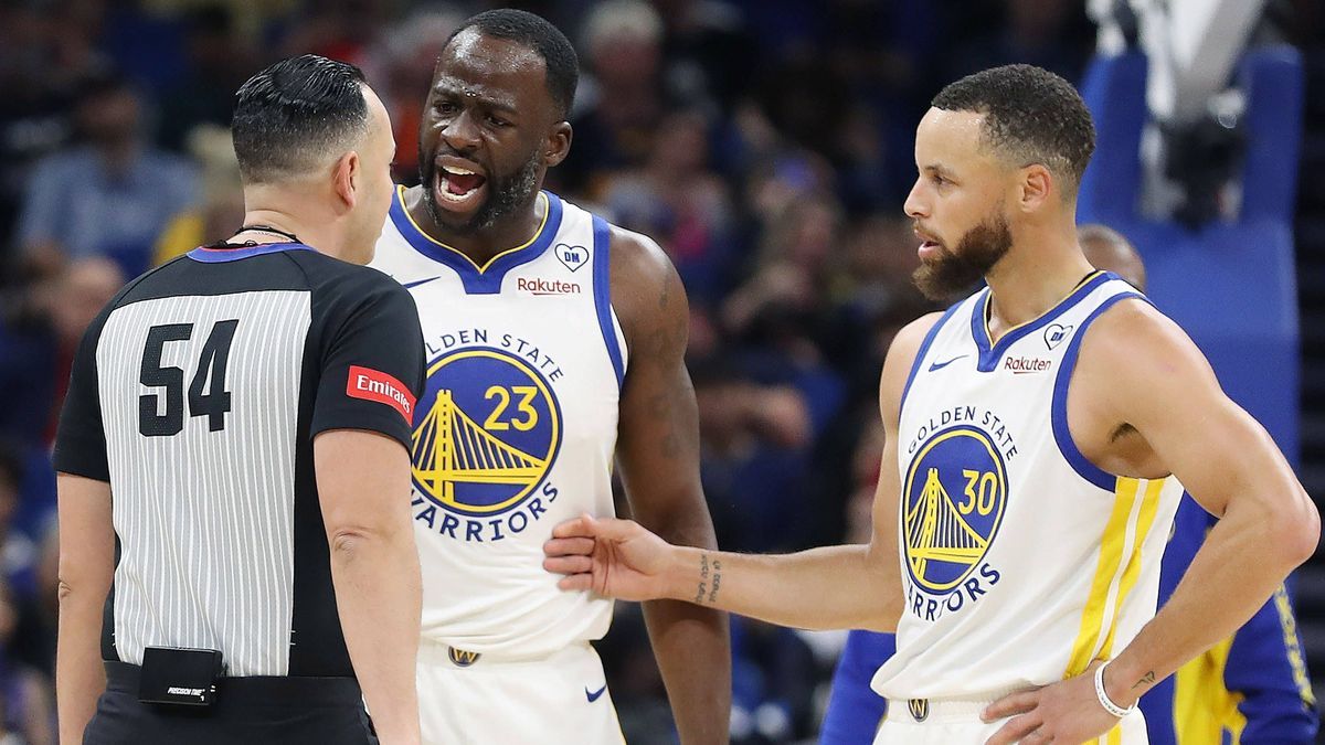 SPORTS-BKN-WARRIORS-MAGIC-1-OS The Golden State Warriors Draymond Green (23) screams at game official Ray Acosta (54) as teammate Stephen Curry (30) steps in at right during action against the Orla...