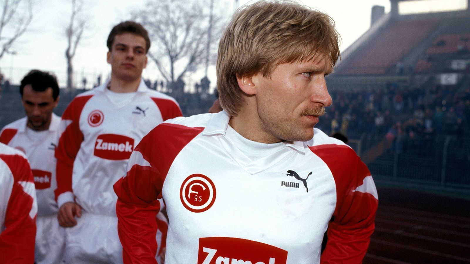 
                <strong>Platz 7: Fortuna Düsseldorf (19 Spiele)</strong><br>
                Vom 19. Spieltag der Saison 1991/92 an gewinnt die Fortuna kein einziges Spiel mehr. Von Platz 18 geht es ganz runter auf 20. Am 38. und damit letzten Spieltag brechen die Düsseldorfer dann den Bann und schlagen den HSV mit 1:0. Trotzdem zu spät: Für die Fortuna geht es in die 2. Liga, ein Jahr später sogar in die Drittklassigkeit. Es dauert wiederum zwei Jahre, dann wird auch in Düsseldorf wieder Bundesliga-Fußball gespielt. Wilde Zeiten!
              