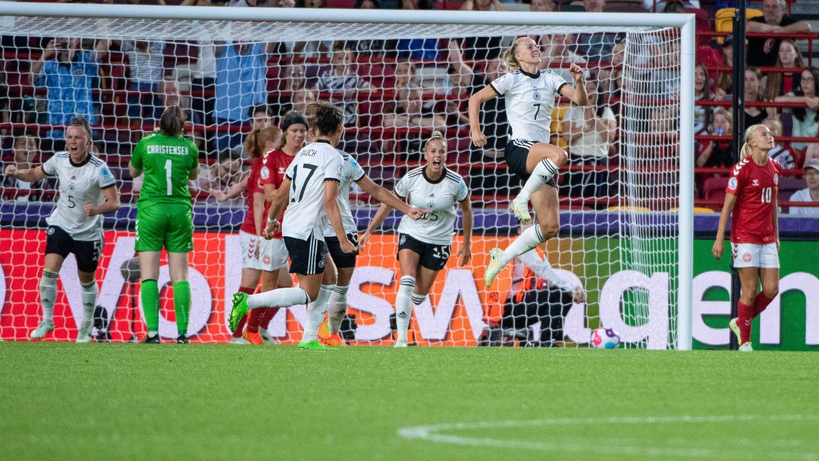 
                <strong>ran Noten: DFB Frauen feiern Fußballfest gegen Dänemark</strong><br>
                Die deutsche Nationalmannschaft startet mit begeisterndem Fußball und einem 4:0 in die Frauen-EM in England. Die Spielerinnen von Bundestrainerin Voss-Tecklenburg in der Einzelkritik.
              