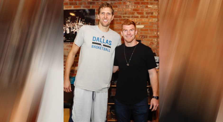 
                <strong>Andy Dalton</strong><br>
                Da schaut sogar ein NFL-Star auf! Andy Dalton trifft NBA-Legende Dirk Nowitzki von den Dallas Mavericks. Ob sich der Quarterback der Cincinnati Bengals Tipps geholt hat, wie man Playoff-Spiele gewinnt?
              