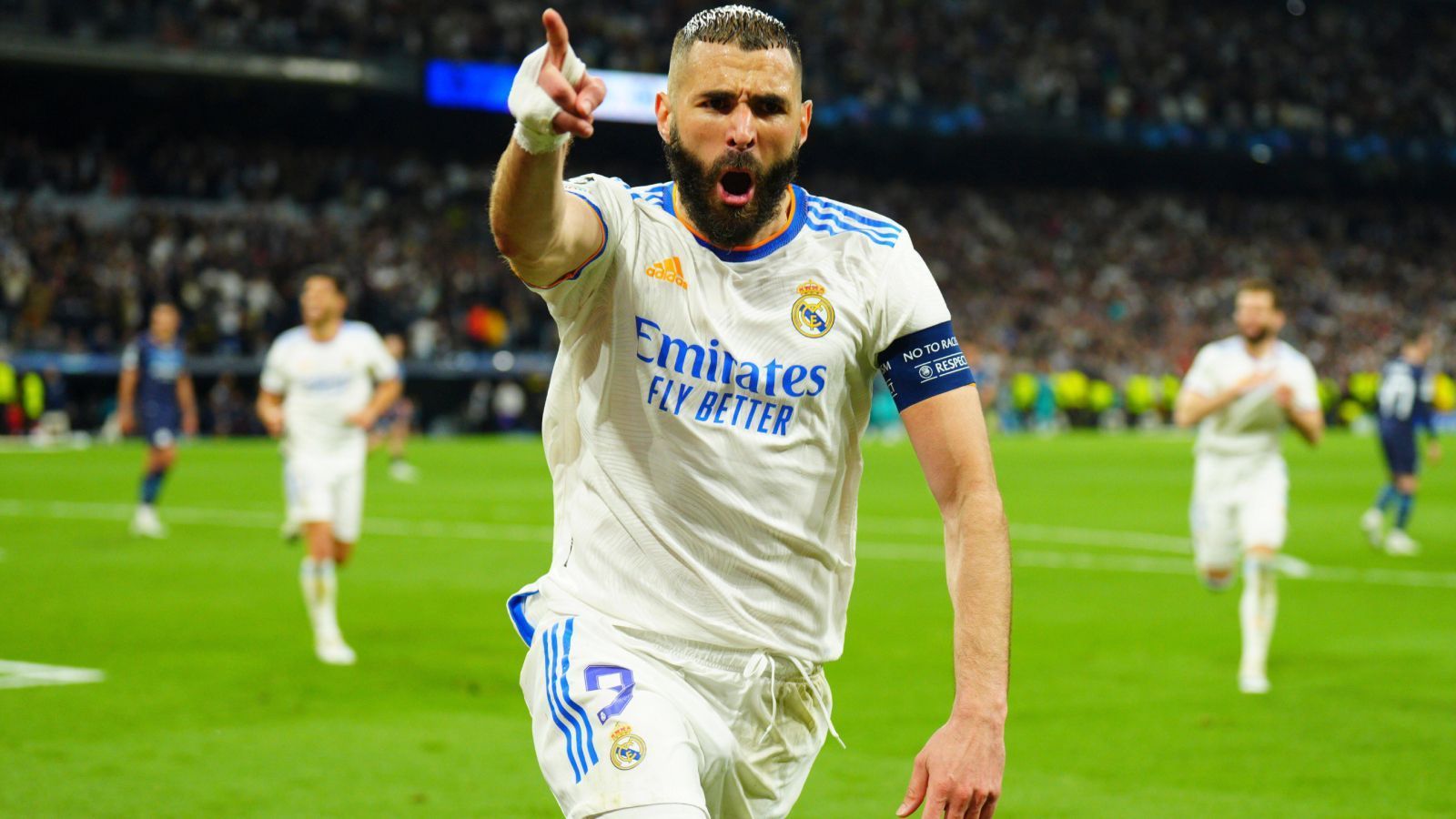 
                <strong>Angriff: Karim Benzema (Real Madrid)</strong><br>
                Das beste kommt auch bei der Top-Elf von ran zum Schluss. Der überragende Spieler der abgelaufenen Champions-League-Saison war eigentlich ohne jeden Zweifel Karim Benzema. Der Stürmer von Titelträger Real Madrid erzielte wie erwähnt 15Treffer und damit die meisten in der Königsklasse. Nicht nur die Anzahl seiner Tore, auch die Teams, gegen die er sie erzielte oder die Wichtigkeit beweisen, warum der Franzose aktuell im Rennen um den Titel als Weltfußballer des Jahres die Nase wohl vorn hat.
              