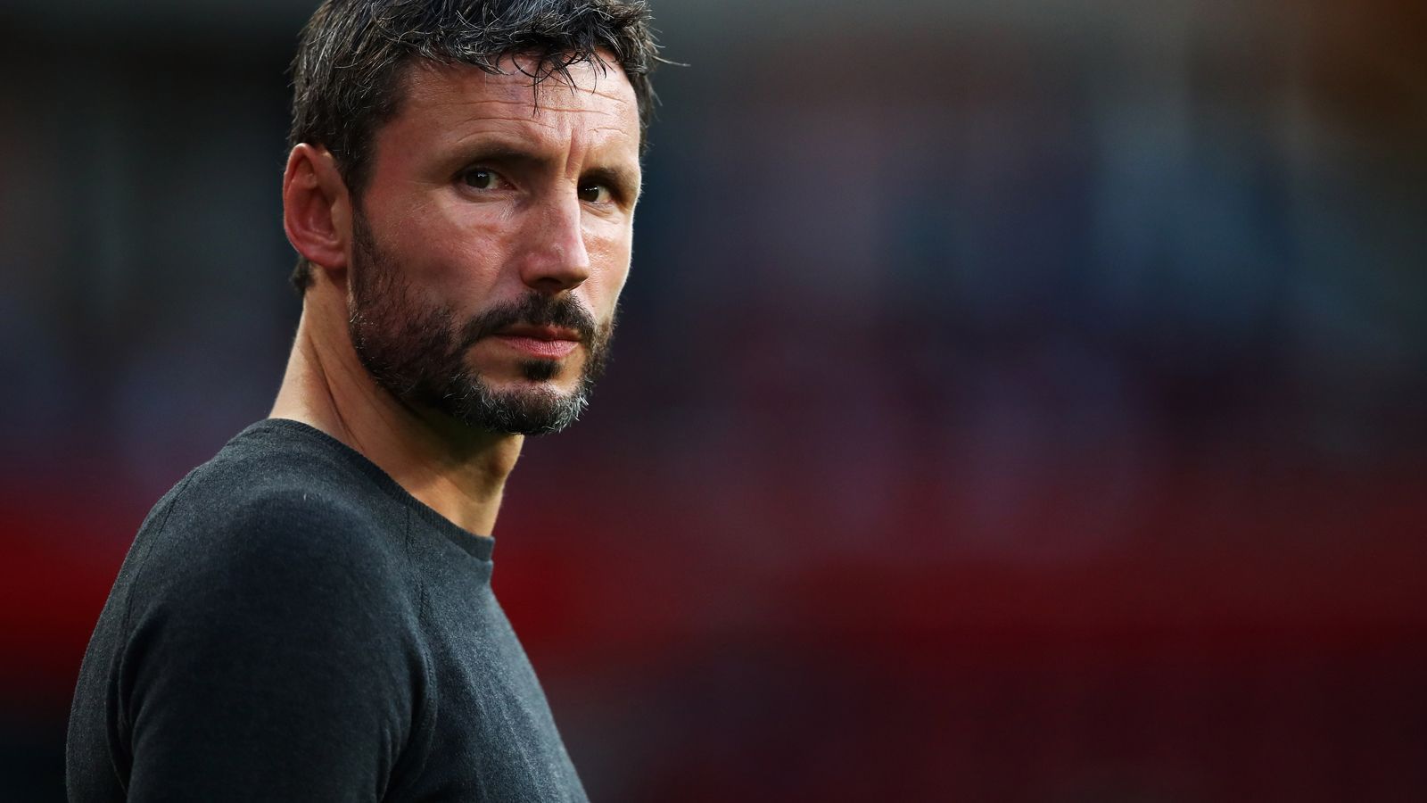 
                <strong>Mark van Bommel (PSV Eindhoven)</strong><br>
                Als ehemaliger Bayern-Spieler kennt er den Verein in und auswendig, war als "Aggressive Leader" bei den Fans sehr beliebt. Seine Erfahrung als verantwortlicher Trainer beschränkt sich auf seine Zeit beim PSV Eindhoven, die er seit der Saison 2018/19 betreut. Zuvor war er als Co-Trainer der australischen Nationalmannschaft unter seinem Schwiegervater Bert van Marwijk tätig.
              