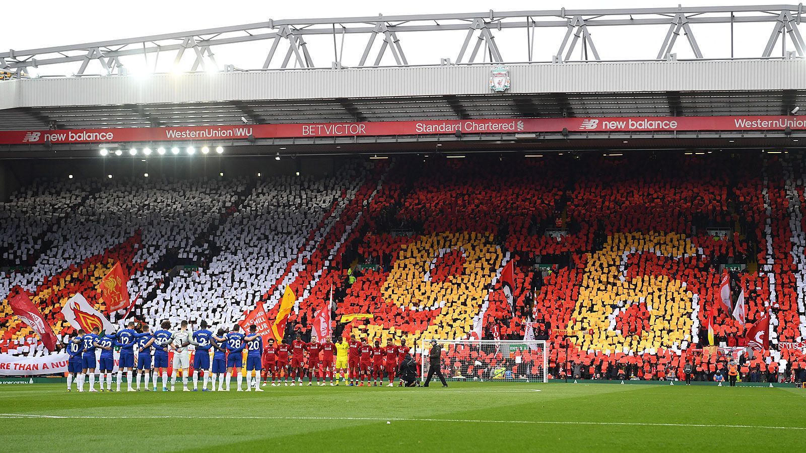 
                <strong>Liverpool gedenkt 96 Opfern der Hillsborough-Katastrophe</strong><br>
                Anfield ist ohnehin ein Ort besonderer Emotionen. Vor dem Heimspiel des FC Liverpool gegen den FC Chelsea am 14. April 2019 sorgten die Fans der "Reds" für einen besonderen Gänsehaut-Moment. Mit einer Choreografie gedachten sie den 96 Opfern der Hillsborough-Katastrophe vom 15. April 1989. Seit dem Unglück 30 Jahre zuvor im Vorfeld des FA-Cup-Halbfinales gegen Nottingham Forest ist der Begriff "96" rund um den Klub zum geflügelten Wort geworden.
              