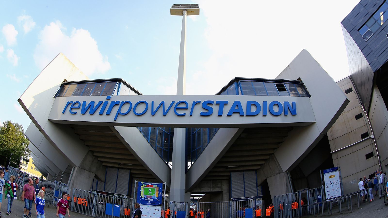 
                <strong>Rewirpower-Stadion (2006 - 2016, Bochum)</strong><br>
                Rewirpower-Stadion (2000 - 2016, Bochum): Ein Schreibfehler? Nein, volle Absicht des Geldgebers. Komisch sah er trotzdem aus: der "Rewirpower"-Schriftzug am Stadion des VfL Bochum. Doch der Spuk ist mittlerweile vorbei. Seit 2016 spielen die Bochumer im "Vonovia Ruhrstadion".
              