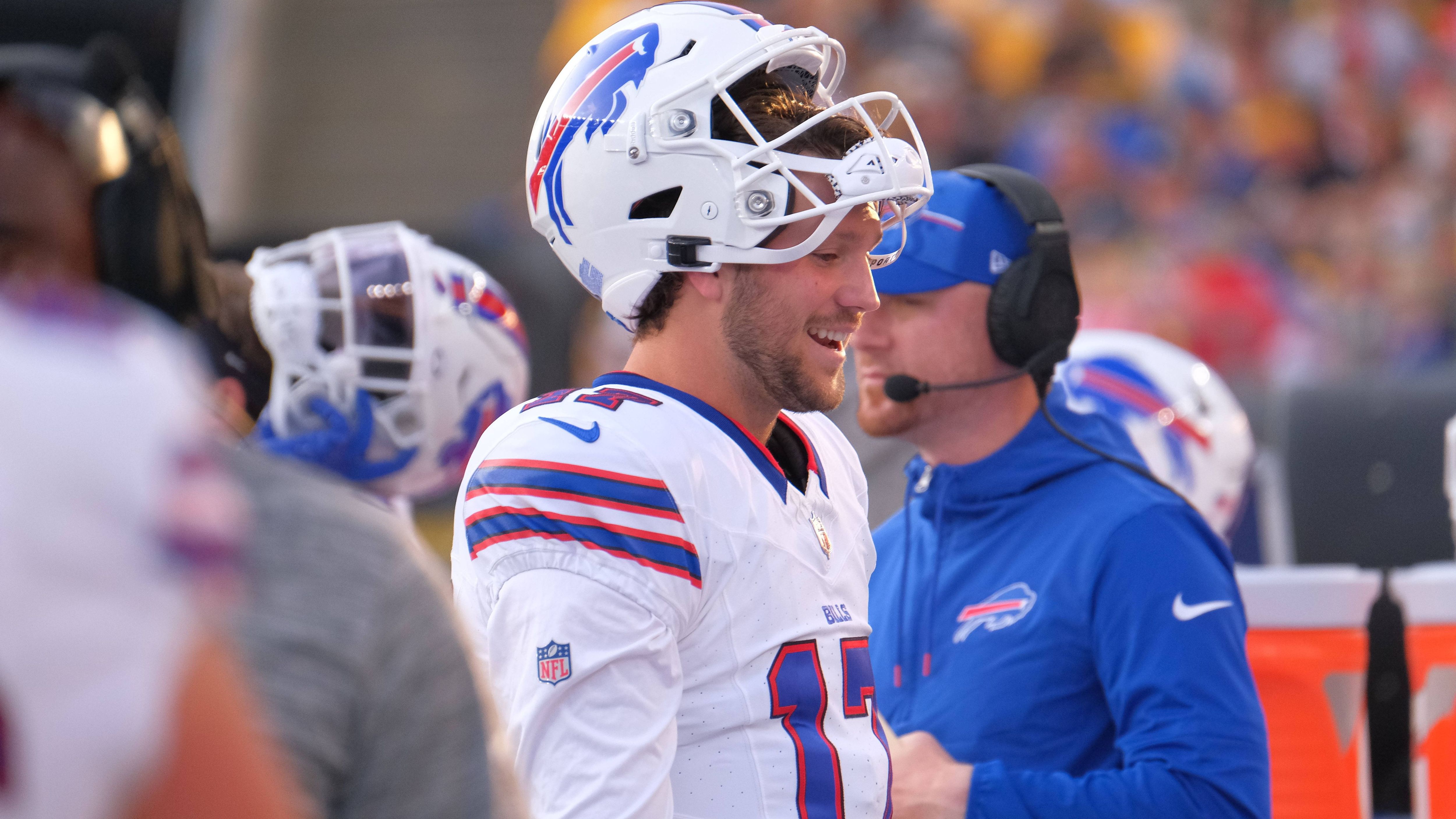 <strong>Buffalo Bills</strong><br>- Josh Allen (Foto): Der Quarterback ist unbestritten einer der besten Spieler der Liga.<br>- Stefon Diggs: Zusammen mit Allen ist Diggs ein Alptraum für gegnerische Passverteidiger.<br>- Von Miller: Der Pass Rusher ist mit seiner Erfahrung enorm wichtig für die Defense der Bills.<br>- Matt Milano: Der Linebacker war der Leistungsträger in der Defense in der letzten Saison.<br>- Tre'Davious White: Der Cornerback ist zwar inzwischen etwas in die Jahre gekommen, aber gerade neben dem Platz enorm wichtig.