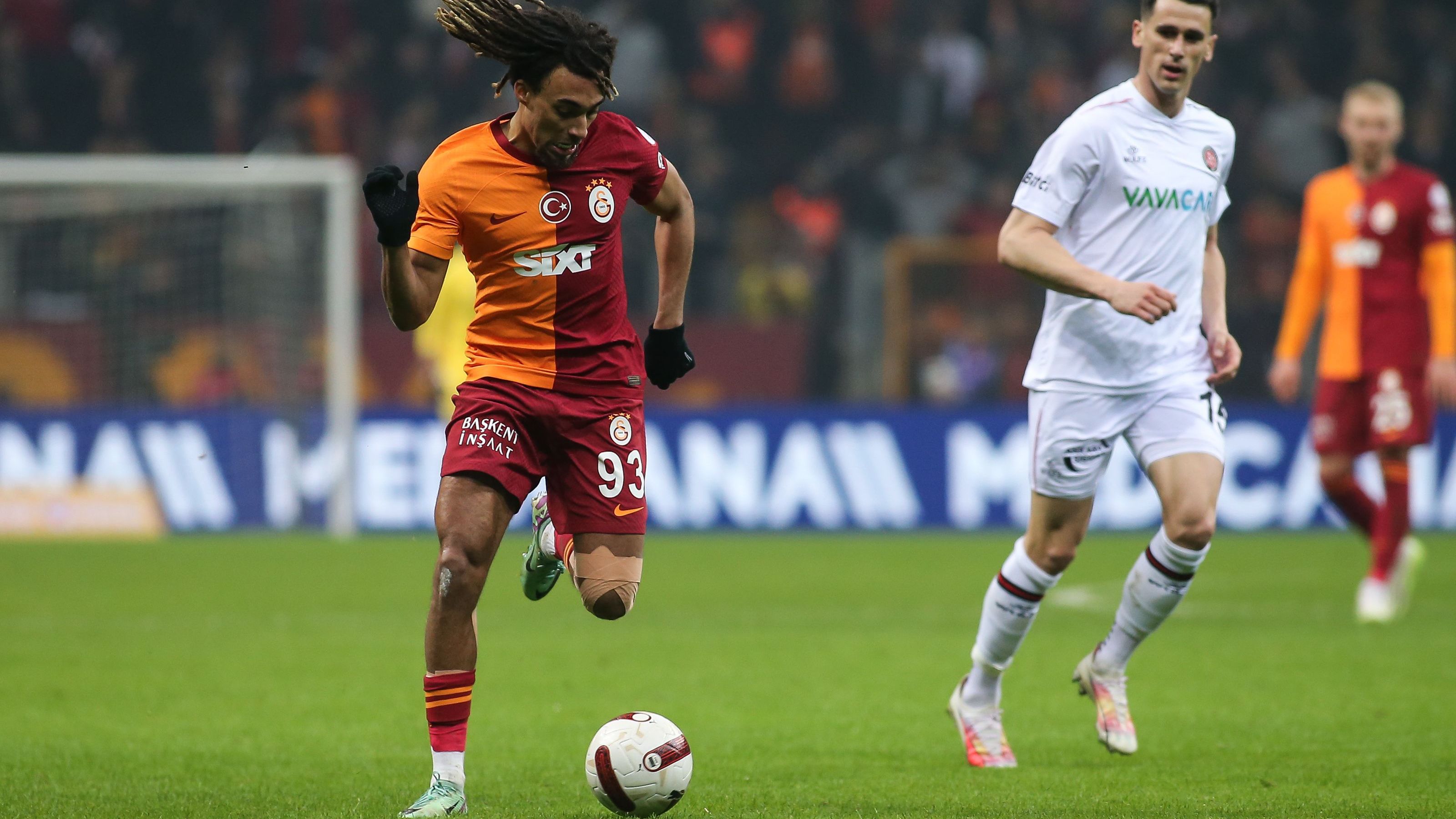 <strong>Sacha Boey (Galatasaray)</strong><br>Unwahrscheinlich, aber irgendwie immer mit dabei, wenn es um die Gerüchte für diese Position geht: Sacha Boey. Der Franzose überzeugte nicht nur im direkten Duell mit den Bayern in der Champions League, sondern auch in der türkischen Liga. Allerdings: Galatasaray fordert offenbar bis zu 25 Millionen Euro für ihn. Zu teuer für die Bayern.