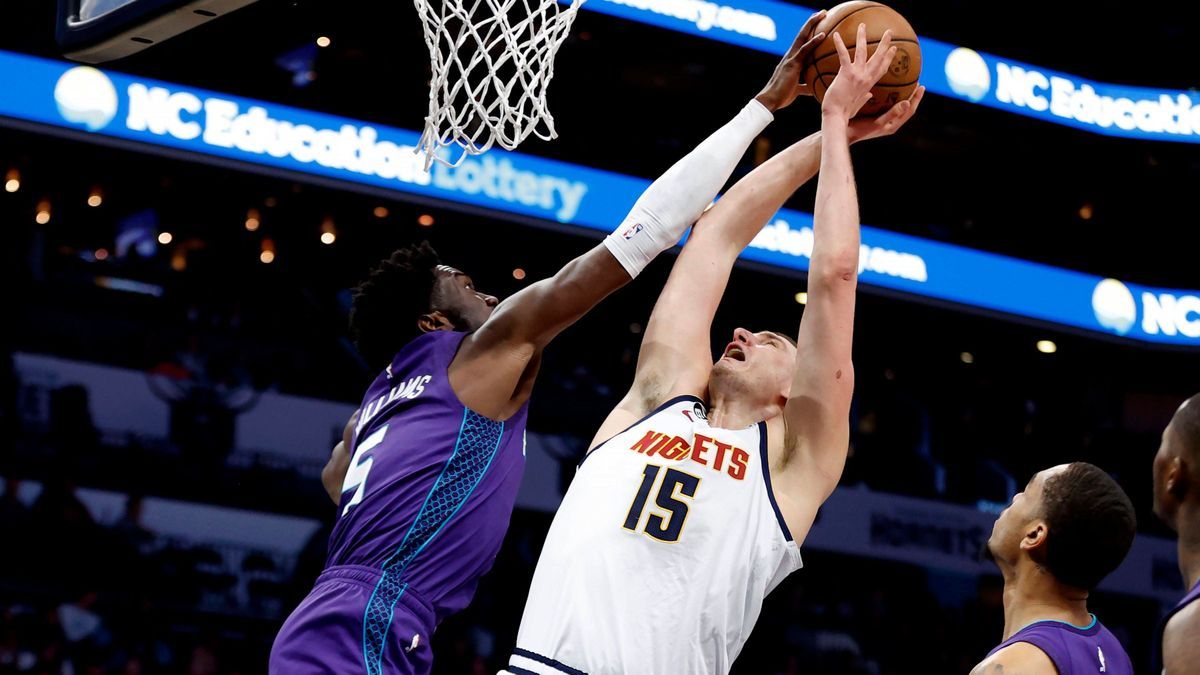 NBA, Basketball Herren, USA Denver Nuggets at Charlotte Hornets Feb 11, 2023; Charlotte, North Carolina, USA; Charlotte Hornets center Mark Williams (5) blocks a shot by Denver Nuggets center Nikol...